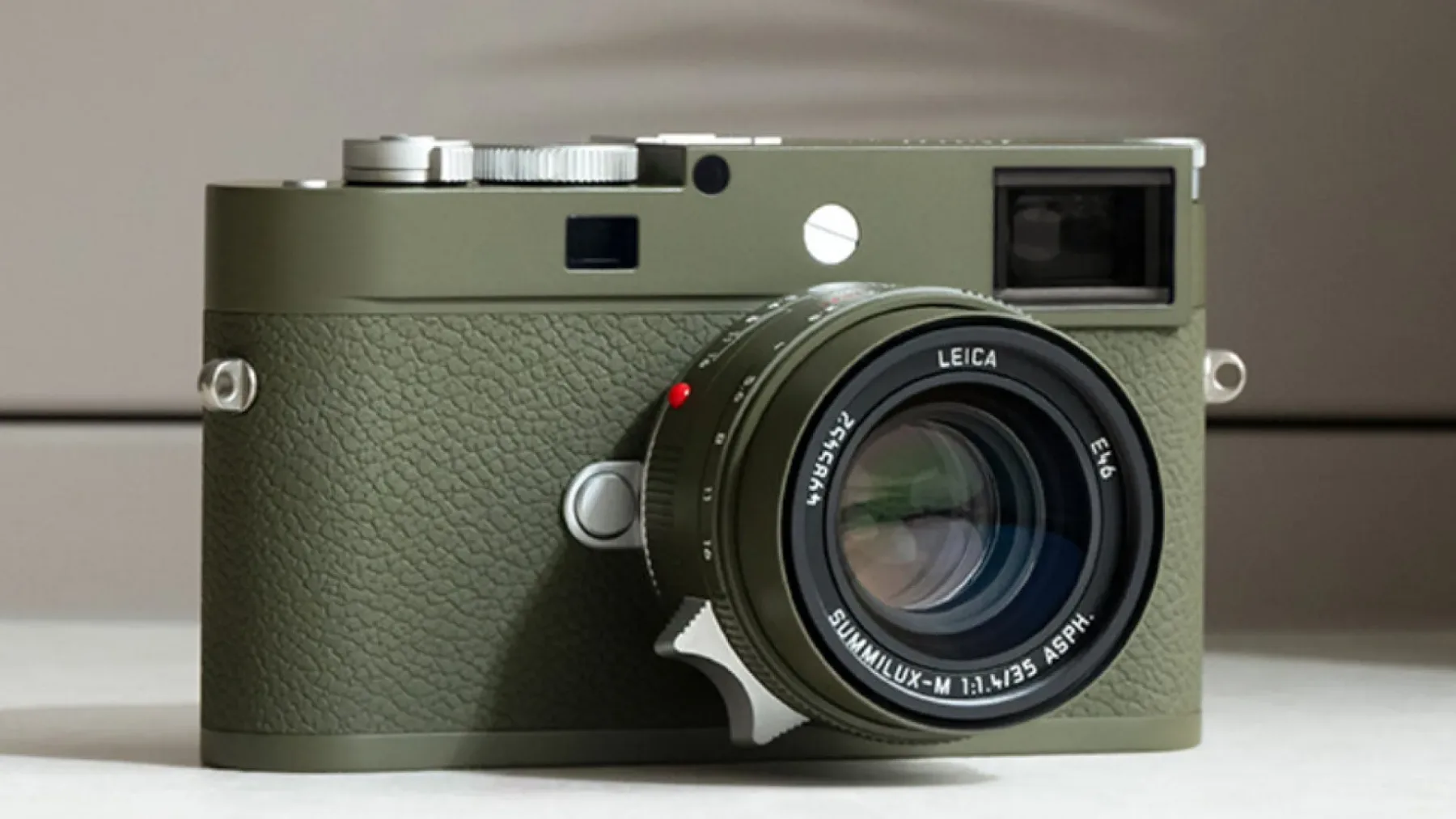 Leica Safari in Glossy Black: Ko vojaška dediščina sreča visoko modo in absurdno ceno