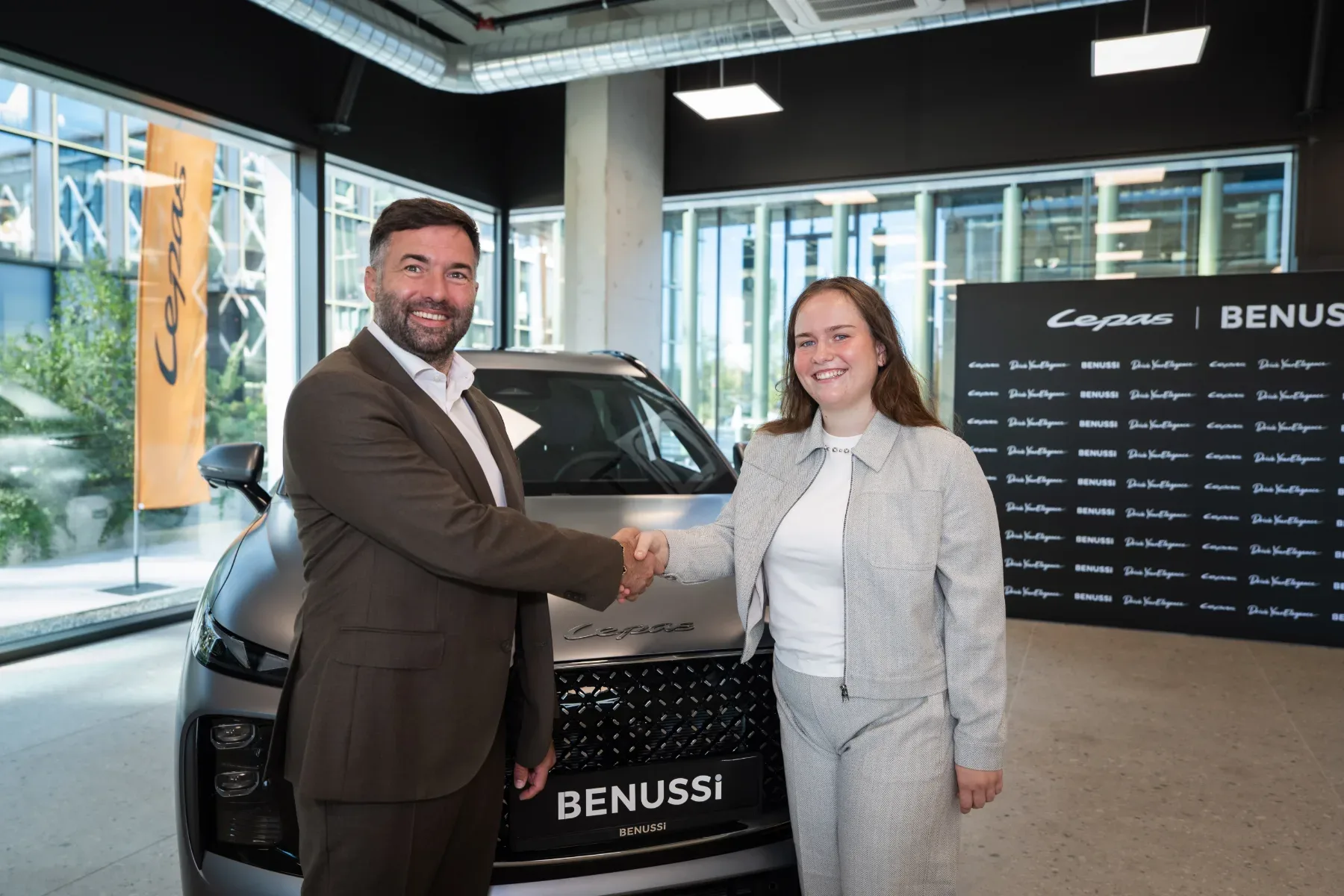 Direktorica družbe Fibro d.o.o. iz Slovenj Gradca, Lara Kos in direktor podjetja Auto Benussi, Daniel Benussi.