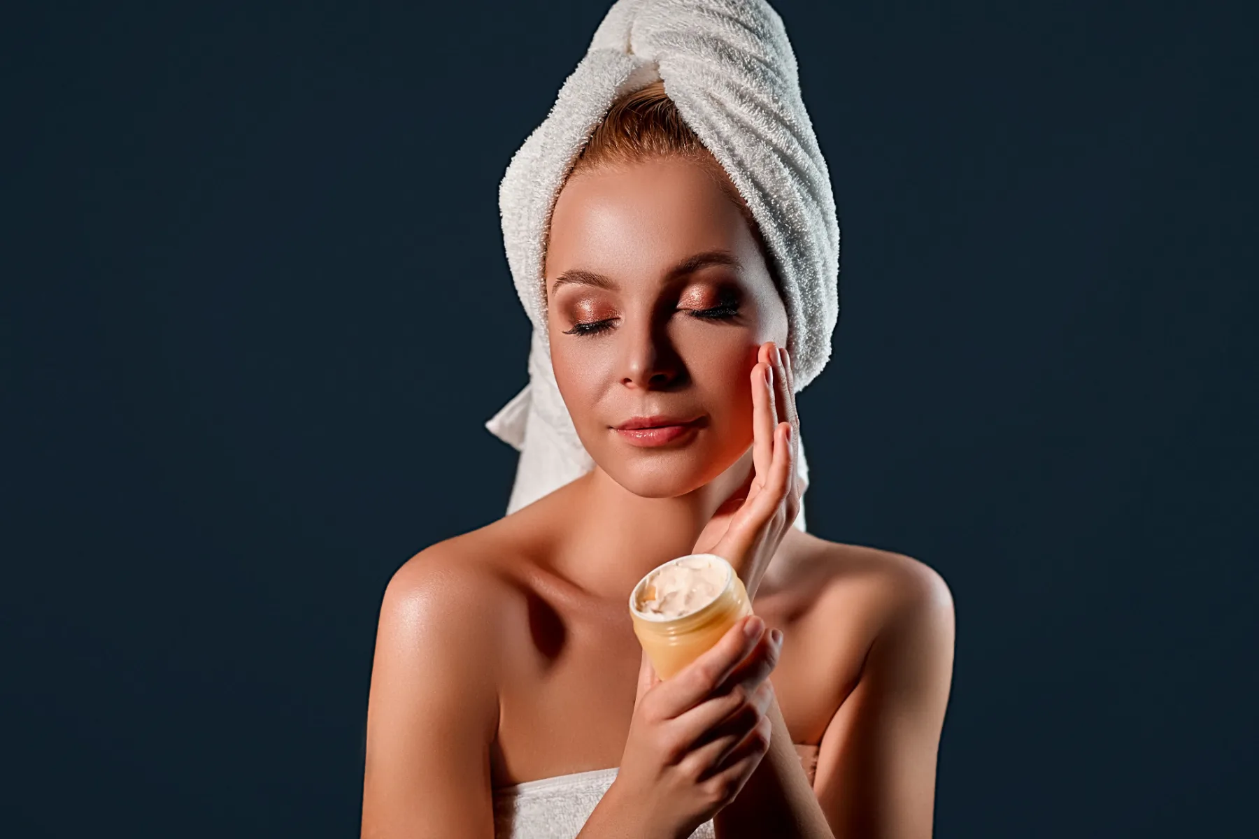 Lepotni recept Marilyn Monroe: rutina iz zlate dobe Hollywooda, ki jo danes poznamo kot “clean girl aesthetic”