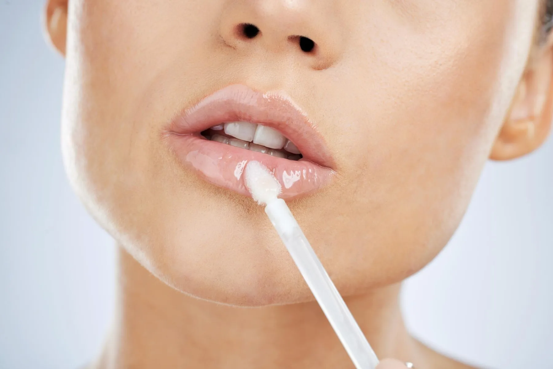 Lip gloss je out, lip oil pa nova obsesija: 5 razlogov, zakaj ga morate preizkusiti TAKOJ!