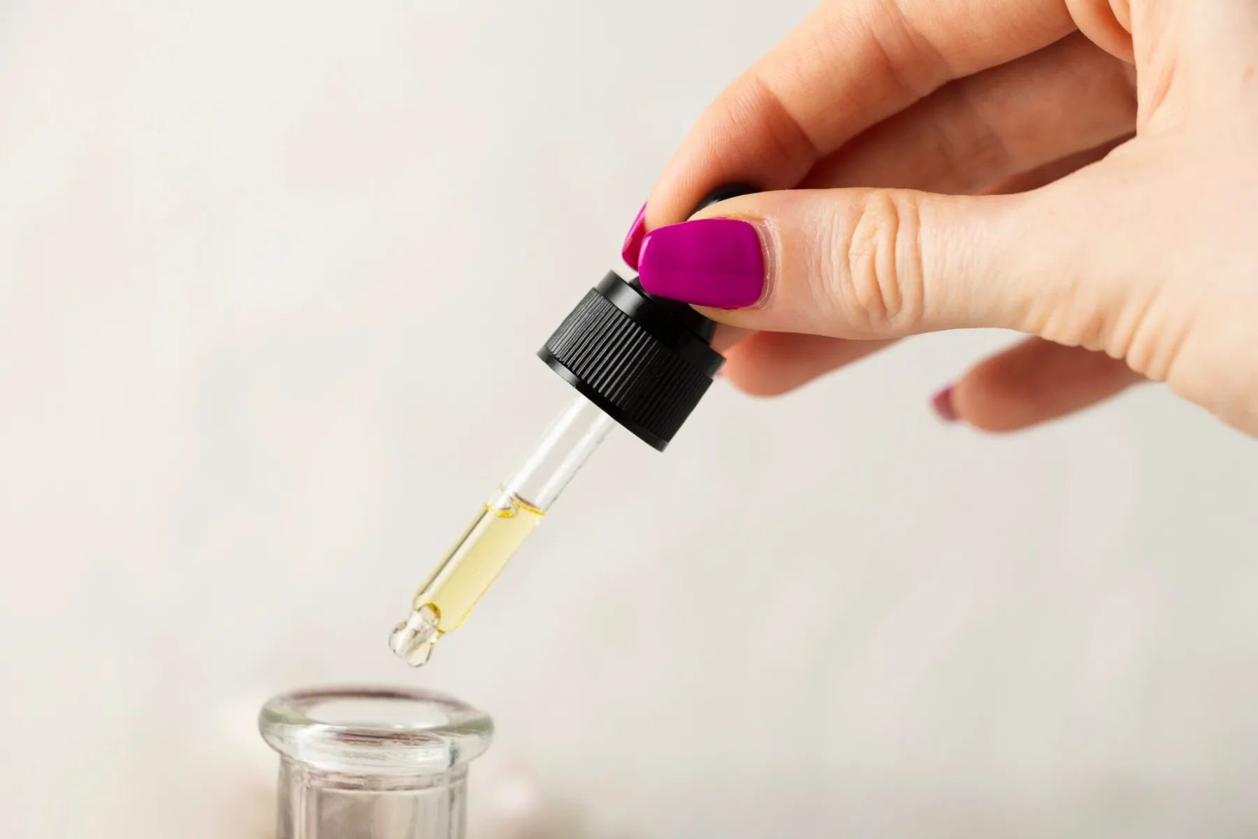 Lip gloss je out, lip oil pa nova obsesija: 5 razlogov, zakaj ga morate preizkusiti TAKOJ!