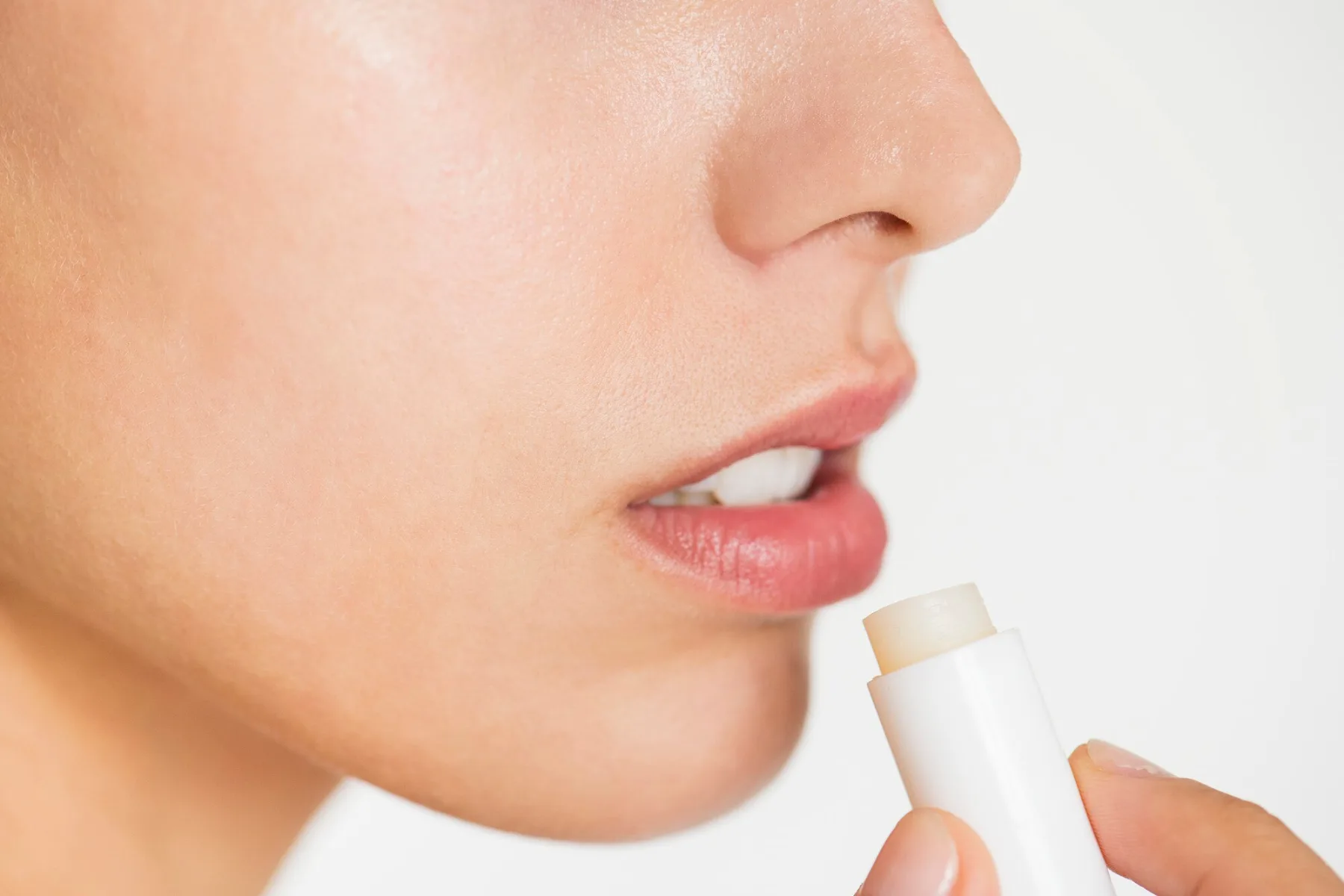Lip gloss je out, lip oil pa nova obsesija: 5 razlogov, zakaj ga morate preizkusiti TAKOJ!