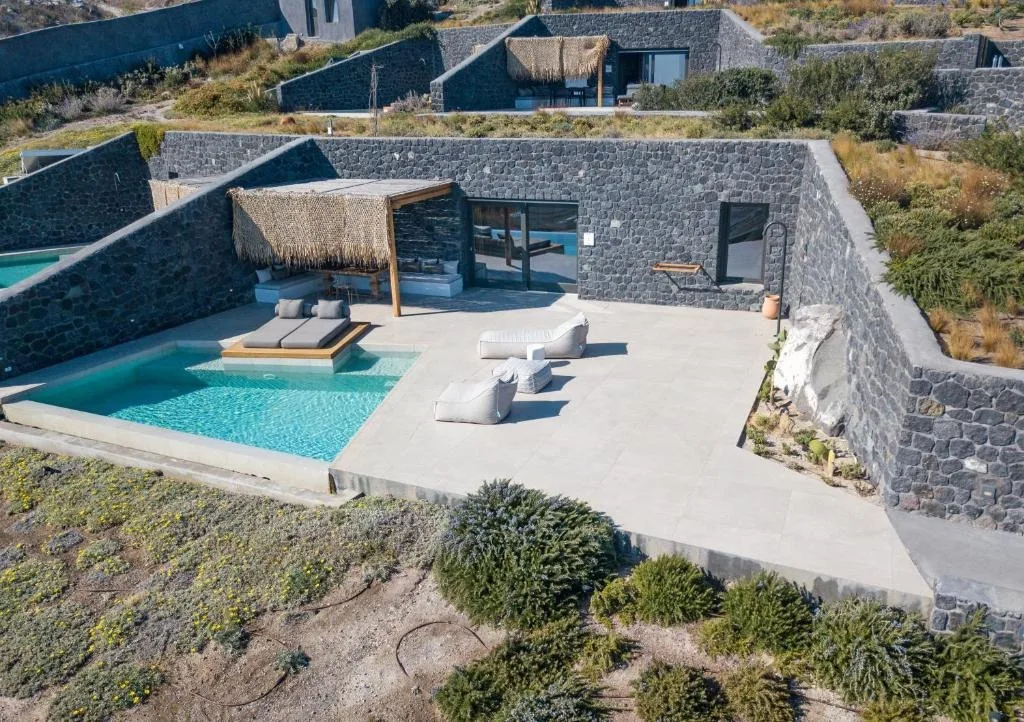 Lithi Luxury Retreat na Santoriniju: Kikladska oaza, kjer vsakdan zamenjata neskončna modrina in popoln mir