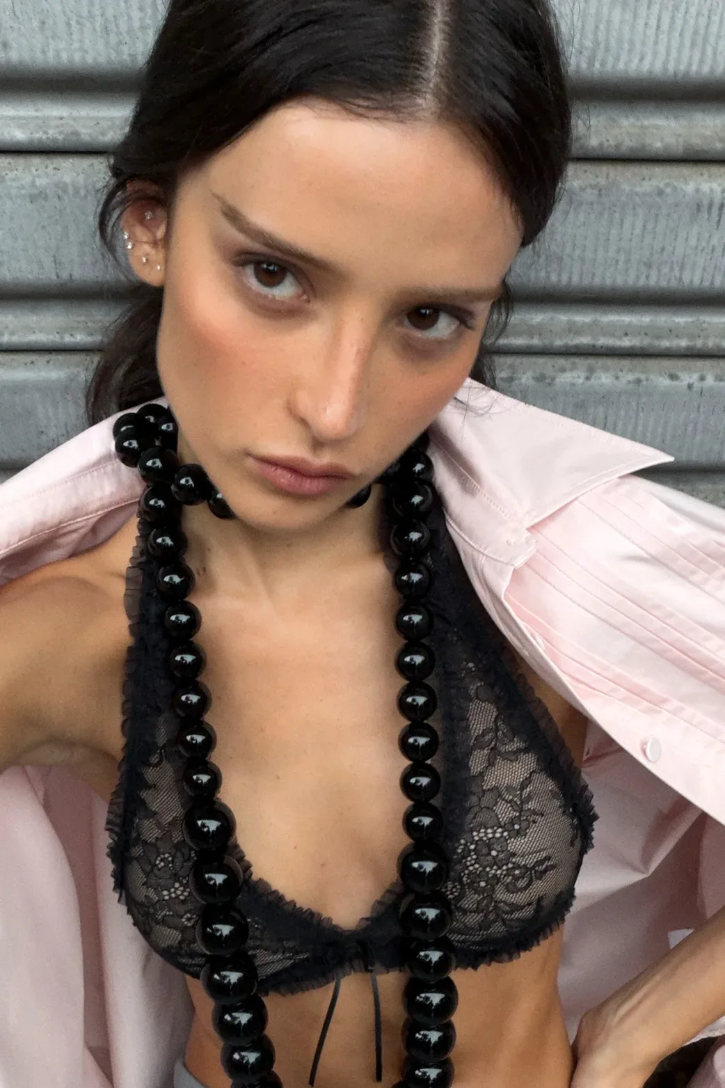 Livia Nunes x H&M: kolekcija za ženske, ki obožujejo zapeljivo romantiko in drzne kontraste