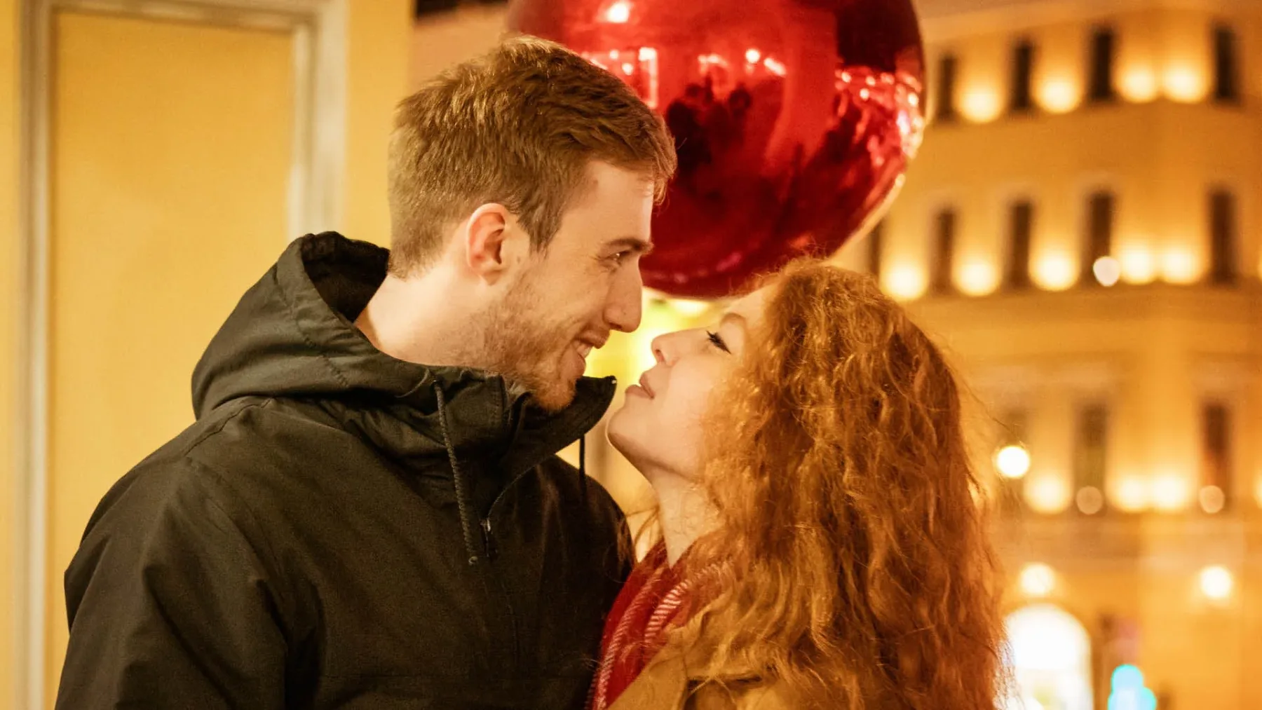Ljubezenski horoskop za valentinovo 2026: kje bo iskra, kje drama in kje presenetljiv preobrat