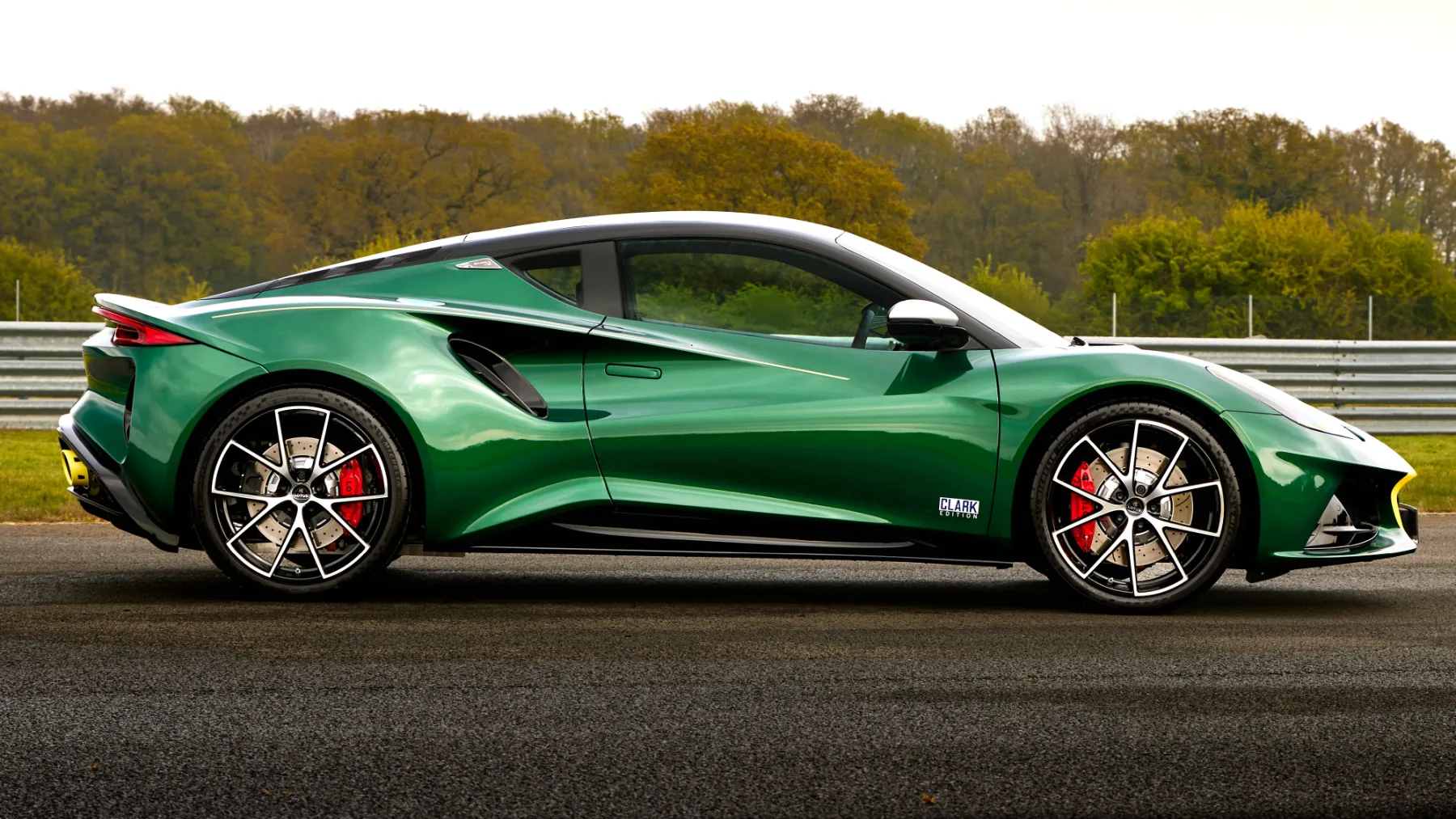 Lotus Emira Clark Edition 2026: Ko legenda obleče dirkaško zeleno