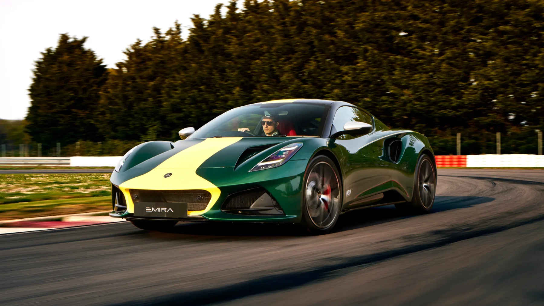 Lotus Emira Clark Edition 2026: Ko legenda obleče dirkaško zeleno