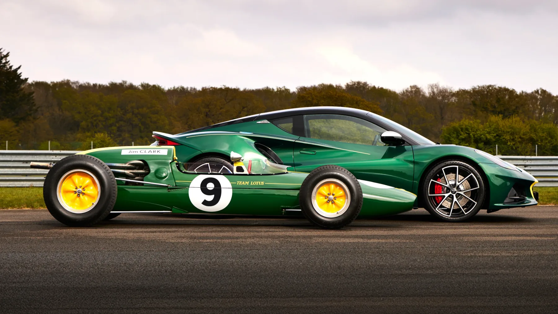 Lotus Emira Clark Edition 2026: Ko legenda obleče dirkaško zeleno
