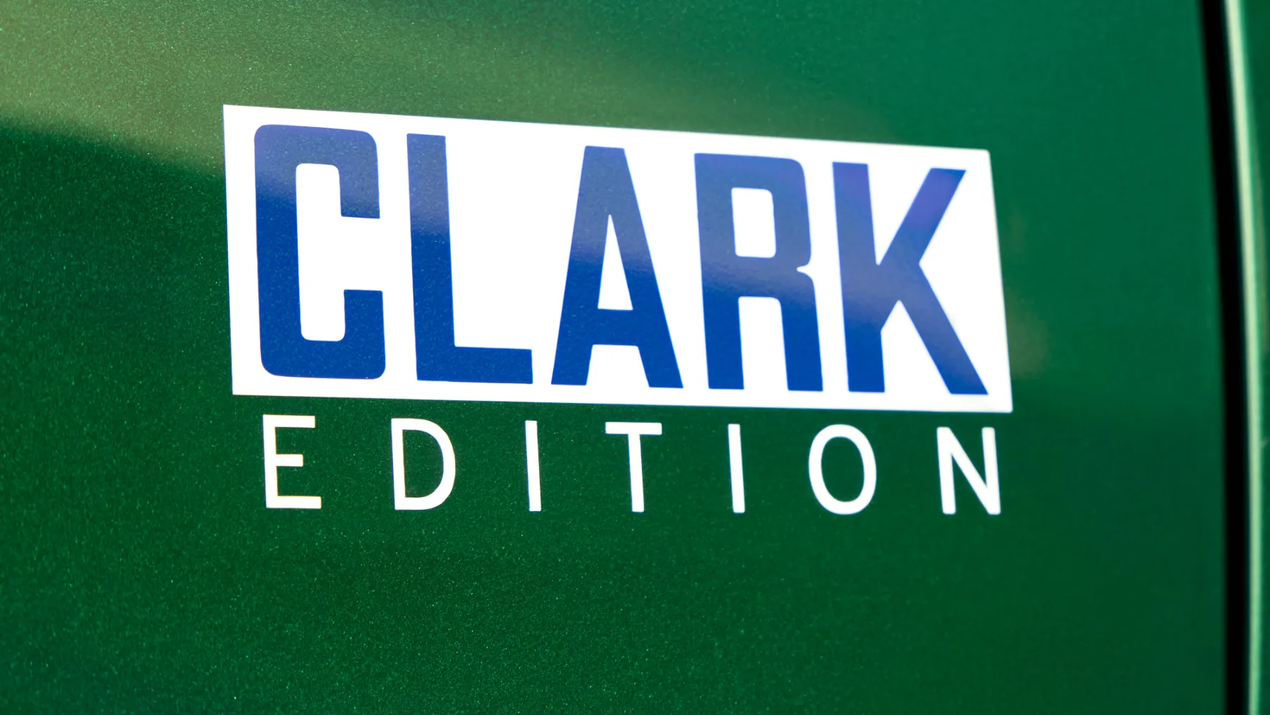 Lotus Emira Clark Edition 2026: Ko legenda obleče dirkaško zeleno