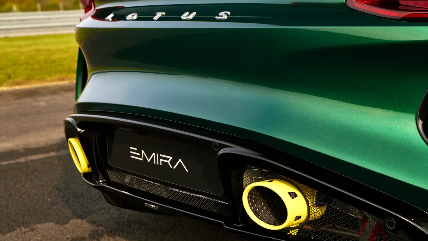 Lotus Emira Clark Edition 2026: Ko legenda obleče dirkaško zeleno
