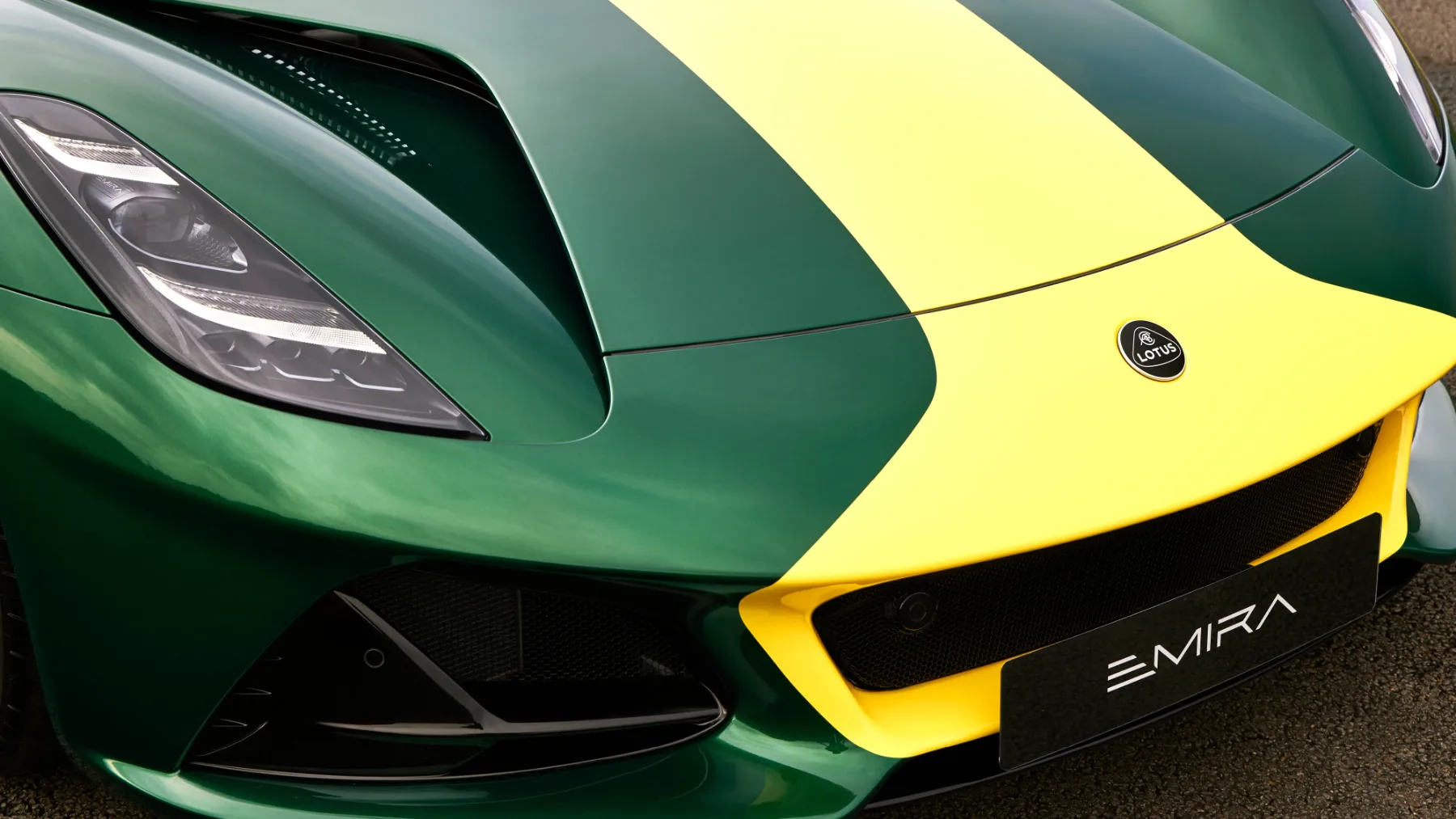 Lotus Emira Clark Edition 2026: Ko legenda obleče dirkaško zeleno