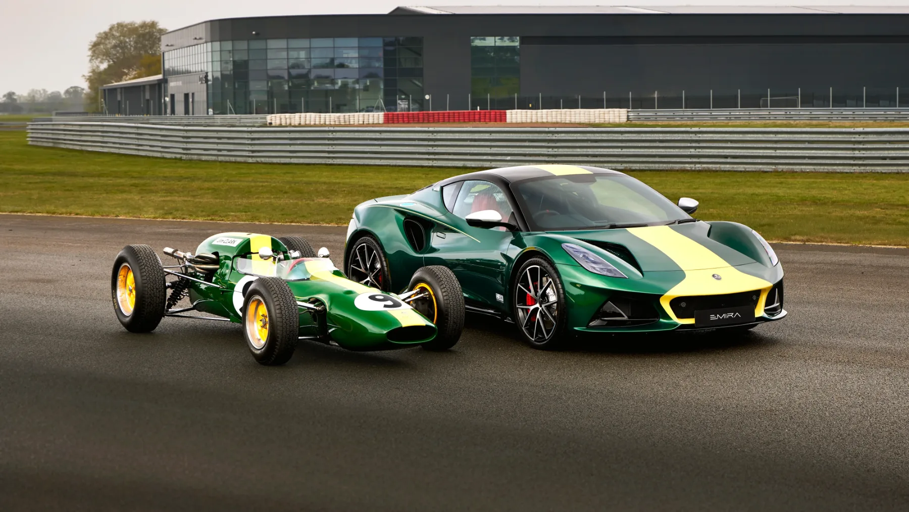 Lotus Emira Clark Edition 2026: Ko legenda obleče dirkaško zeleno