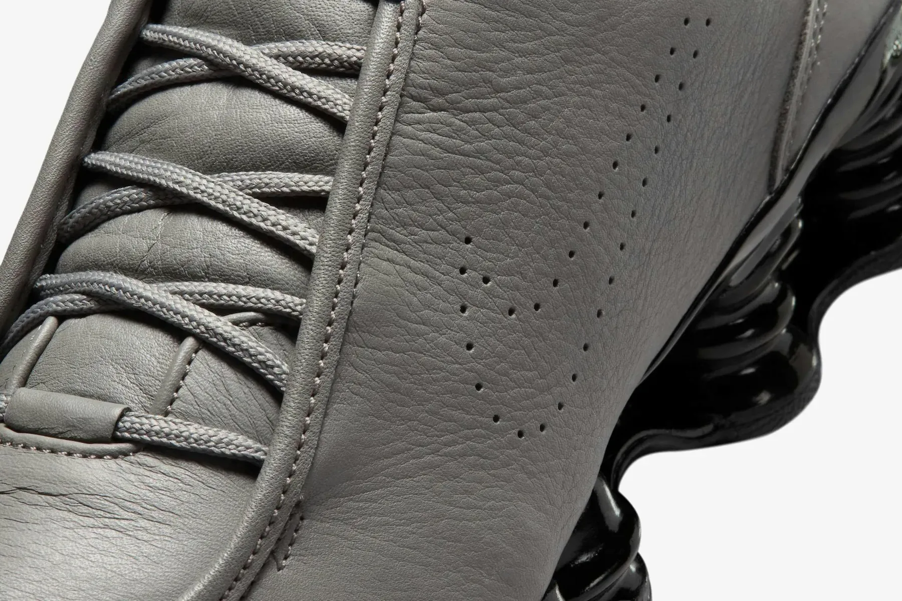Luksuzna preobrazba Nike Shox TL: Eleganten usnjeni model po vzoru mokašink Wallabee