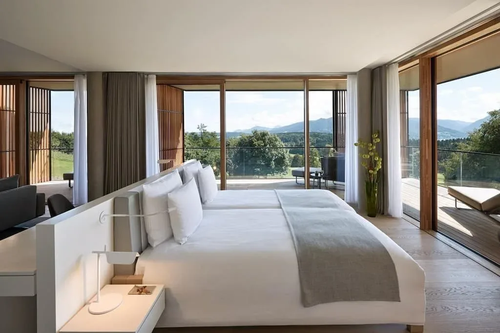 Luksuzni odklop za telo in duha v osrčju Bavarskih Alp: Lanserhof Tegernsee izbran za najboljši detox hotel 2026