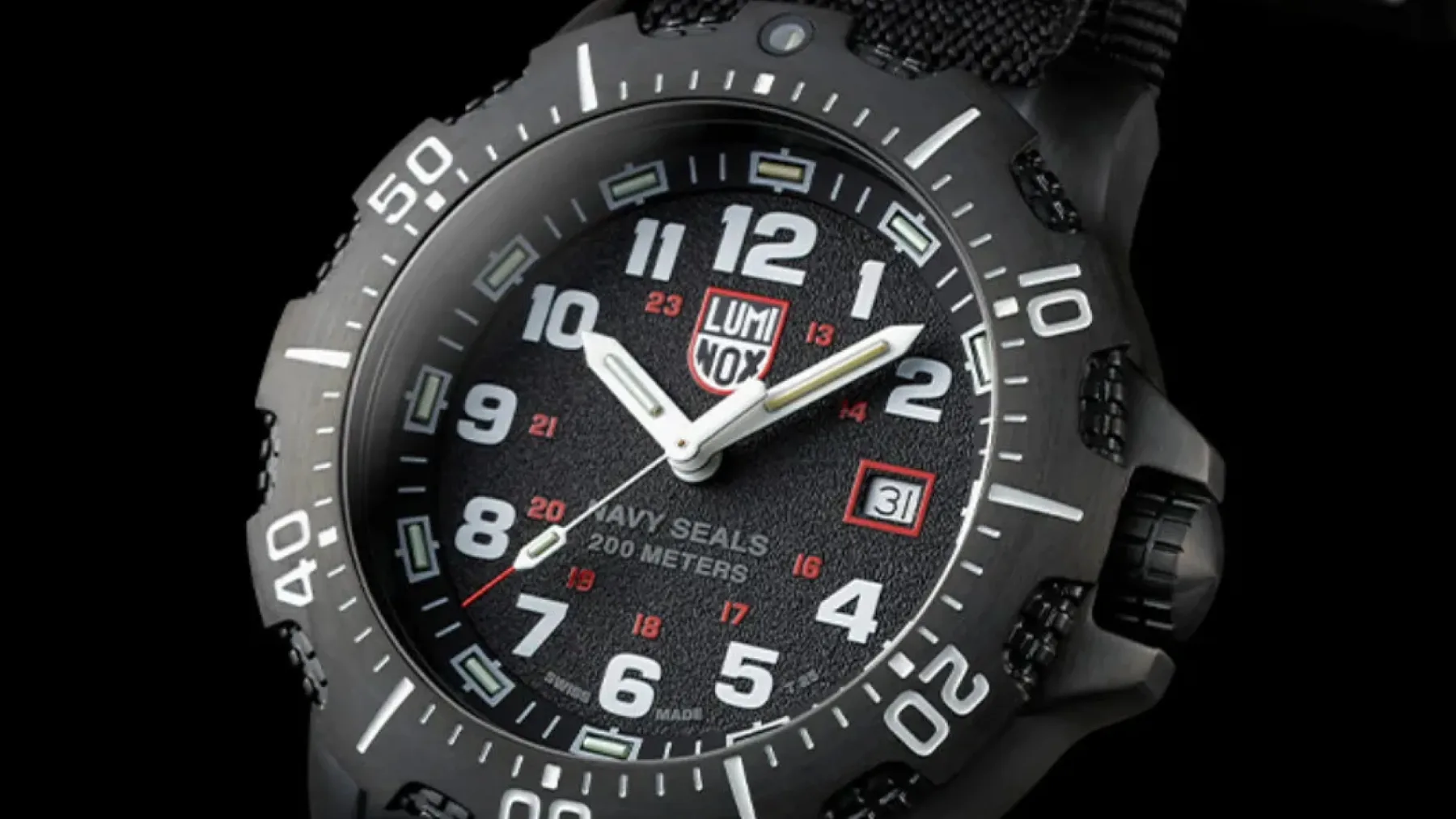 Luminox 4230: Nova generacija Navy SEAL ure, ki bi jo Rambo nosil skupaj s črno kravato
