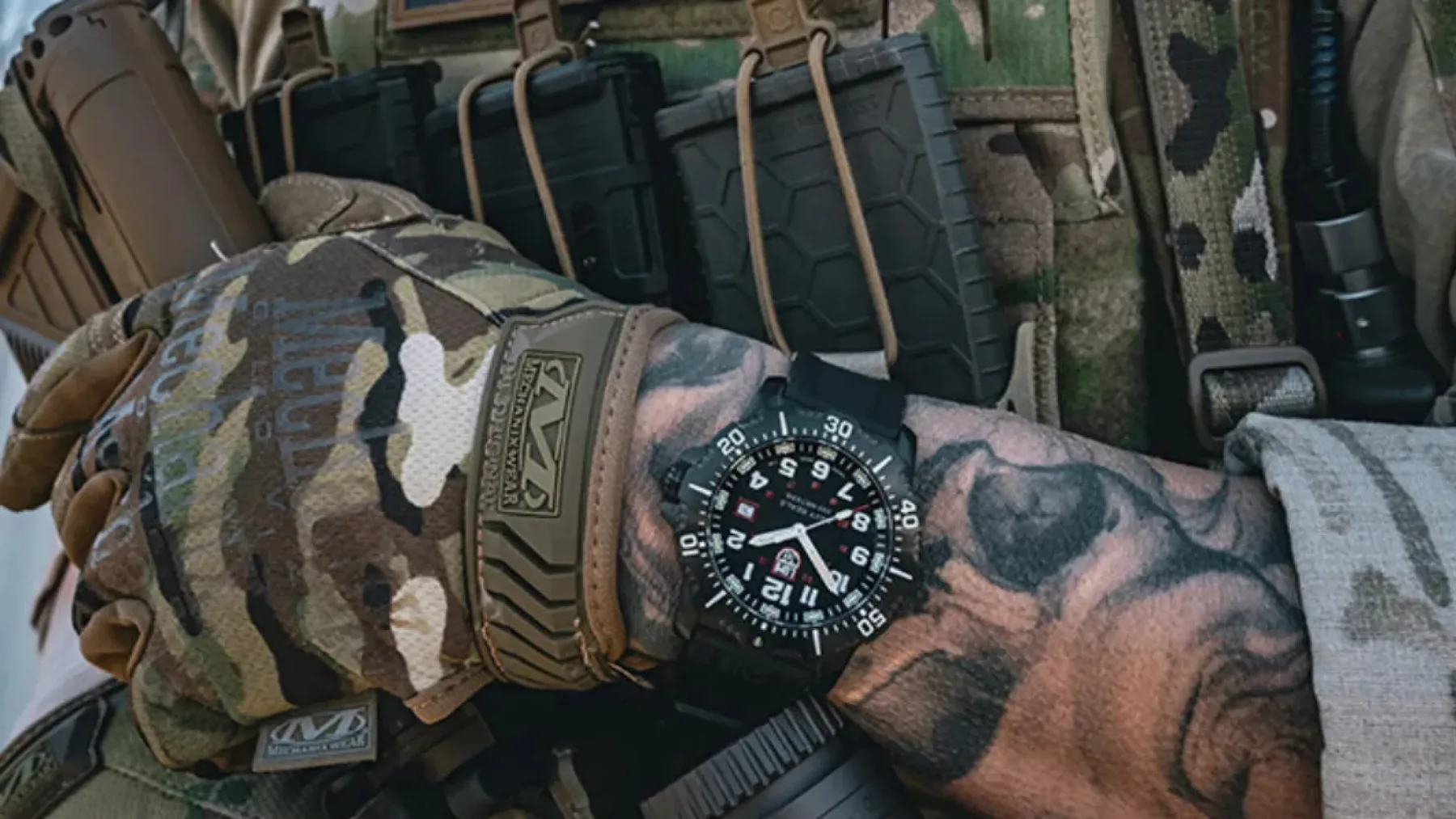 Luminox 4230: Nova generacija Navy SEAL ure, ki bi jo Rambo nosil skupaj s črno kravato