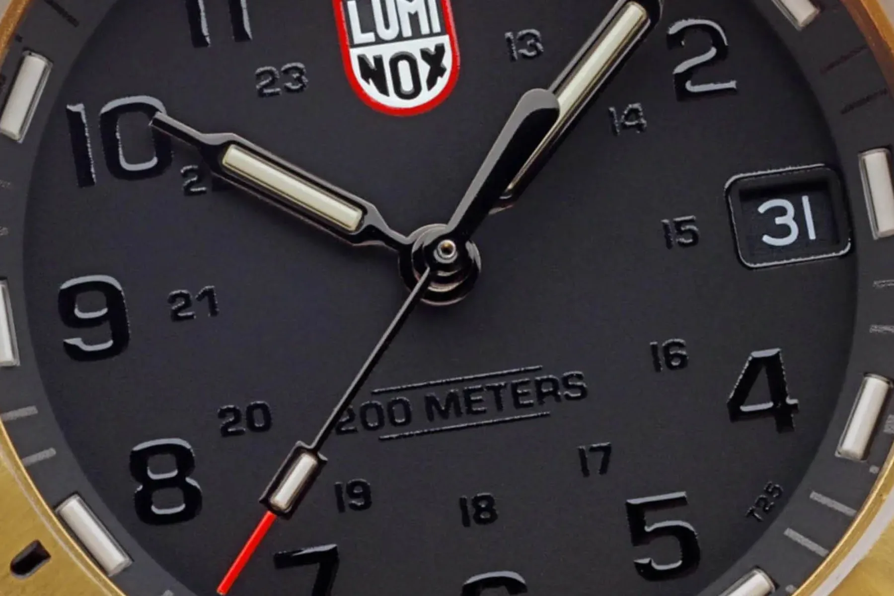 Luminox slavi 25 let fundacije Navy SEAL z zlato uro Navy SEAL Foundation, ki vas (verjetno) ne bo rešila iz težav