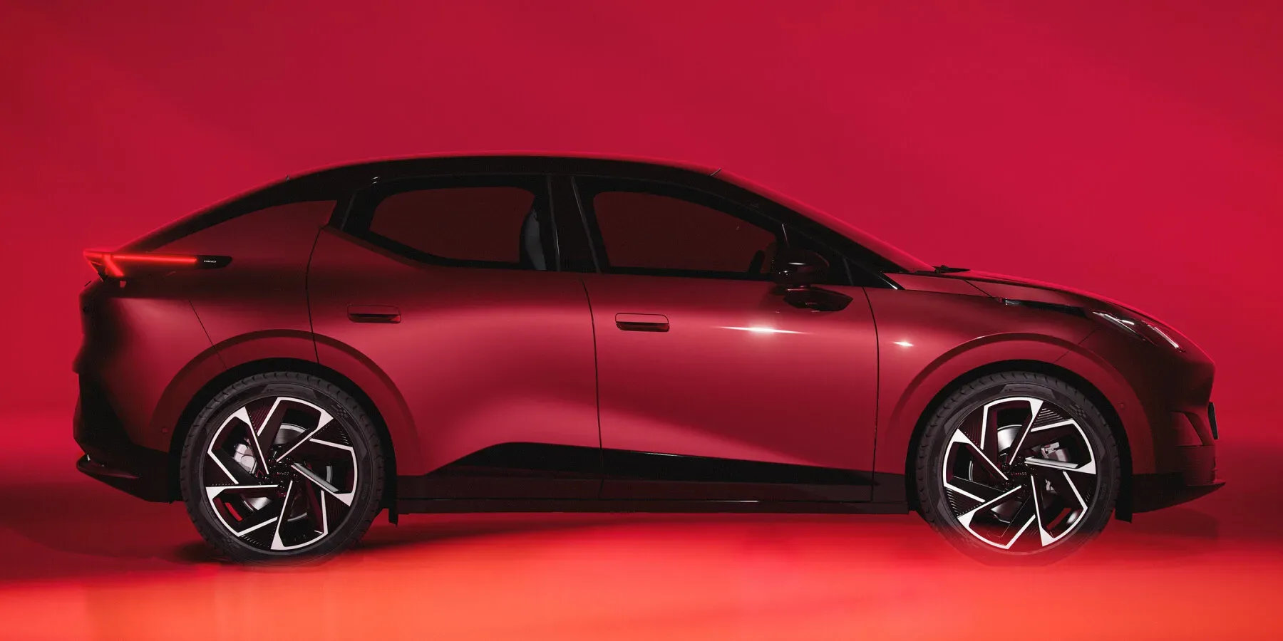 Lynk & Co 02 – Prvi električni avtomobil za skupno uporabo, ki osvaja Evropo