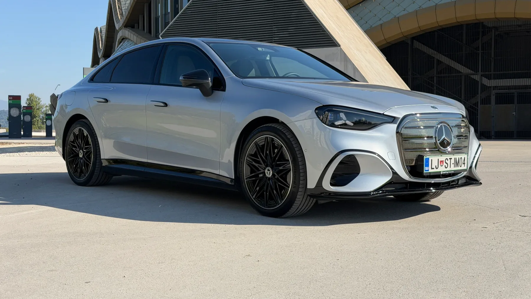 Novi Mercedes-Benz razred C v Sloveniji: 762 km dosega, udobje razreda S in meter zaslona pred nosom