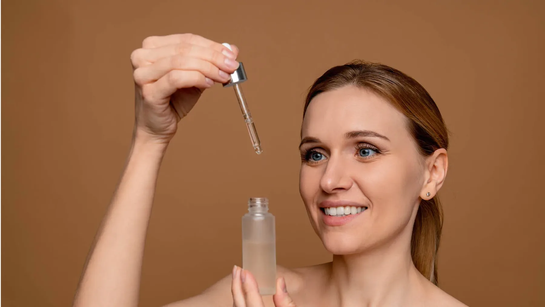 Make-up trik, ki navdušuje ženske po 40. letu: z njim boste videti 10 let mlajše – brez botoksa!
