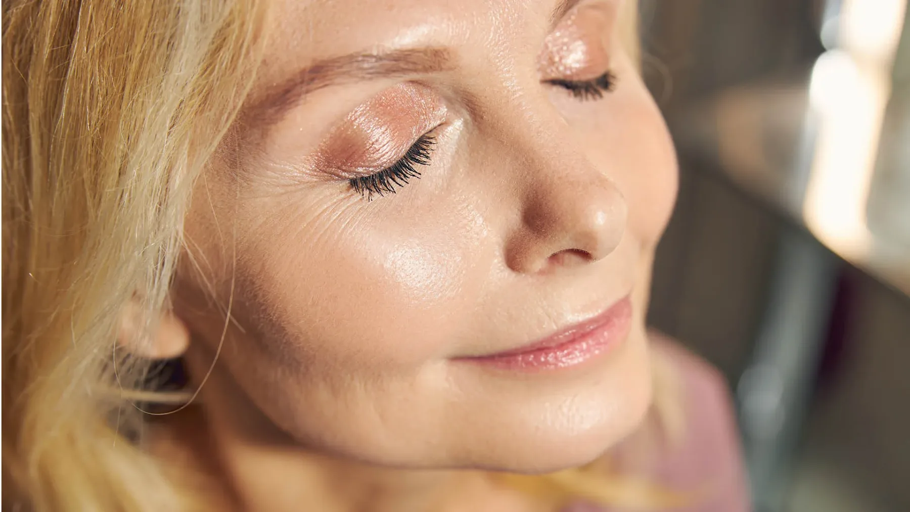 Make-up trik, ki navdušuje ženske po 40. letu: z njim boste videti 10 let mlajše – brez botoksa!