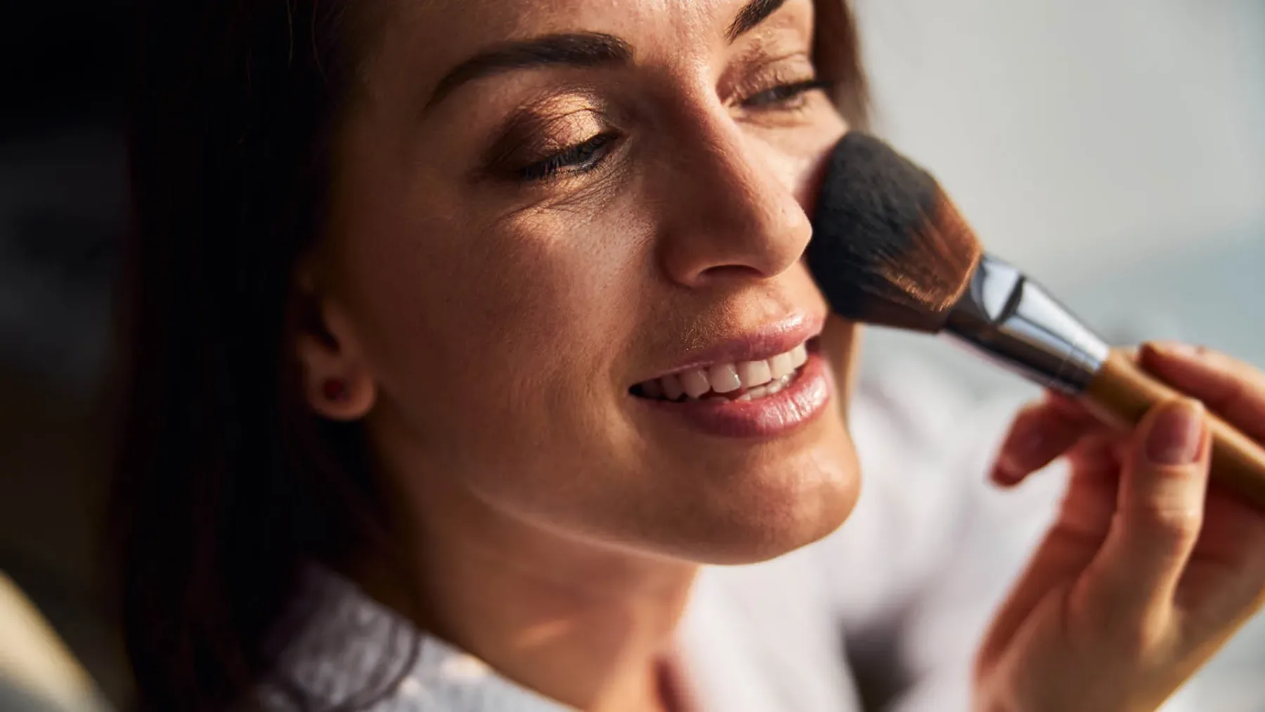 Make-up trik, ki navdušuje ženske po 40. letu: z njim boste videti 10 let mlajše – brez botoksa!