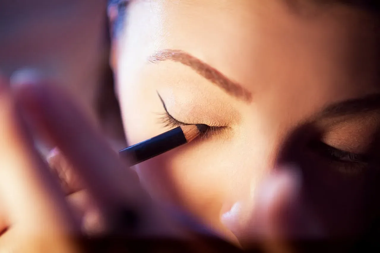 Make-up trik s črtalom za oči: tako preprosto izbrišete utrujenost in izgledate 5 let mlajši