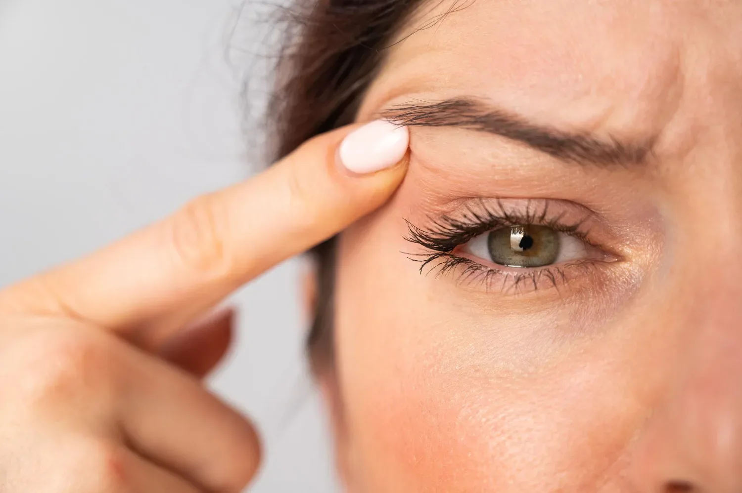 Make-up za povešene veke: s to tehniko ličenja boste privzdignili pogled in izgledali 10 let mlajši