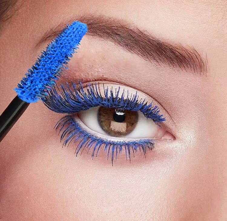 Makeup trend 2024: Ponovni vzpon modrih senčil in črtal za oči