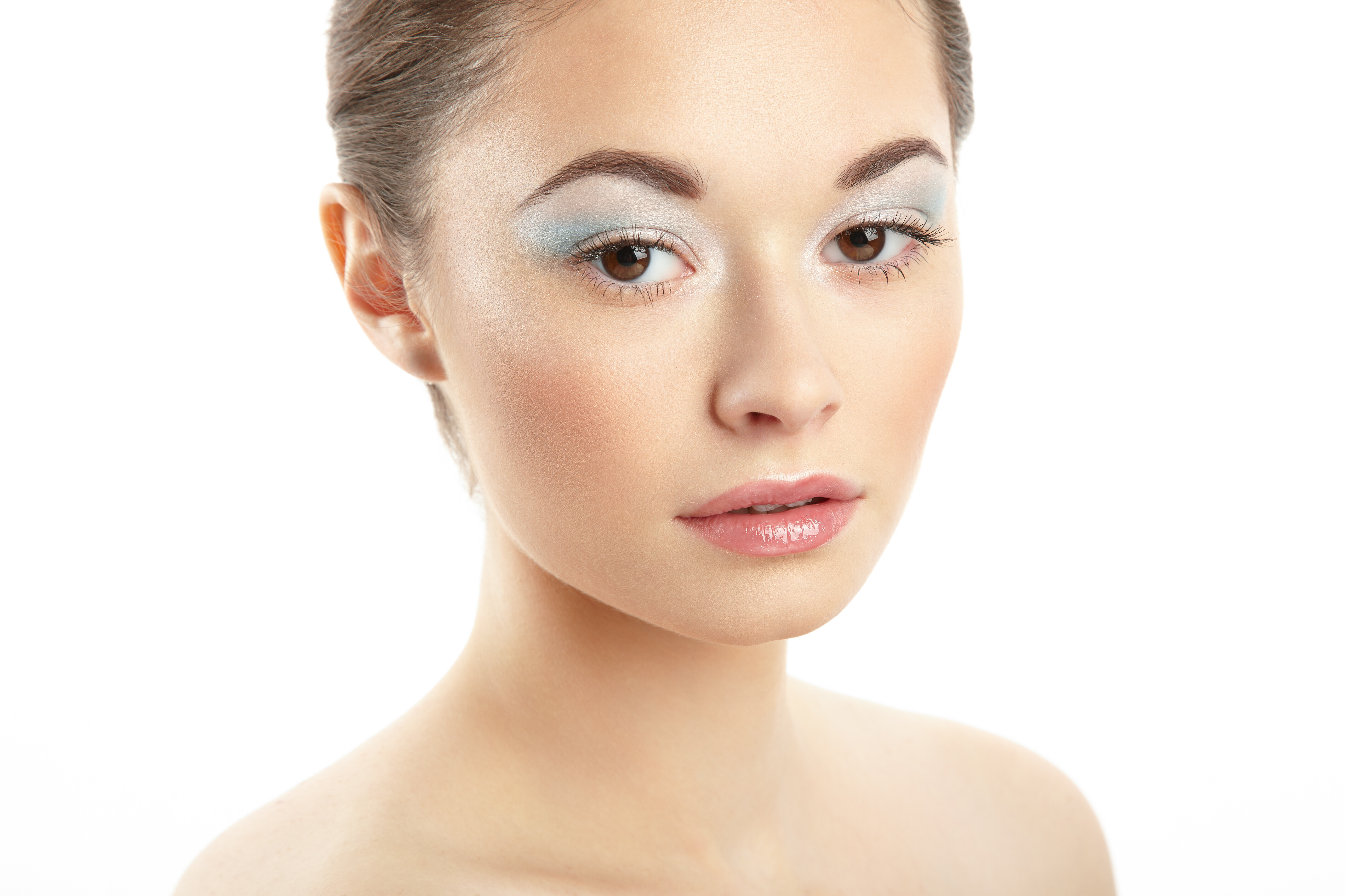 Makeup trend 2024: Ponovni vzpon modrih senčil in črtal za oči