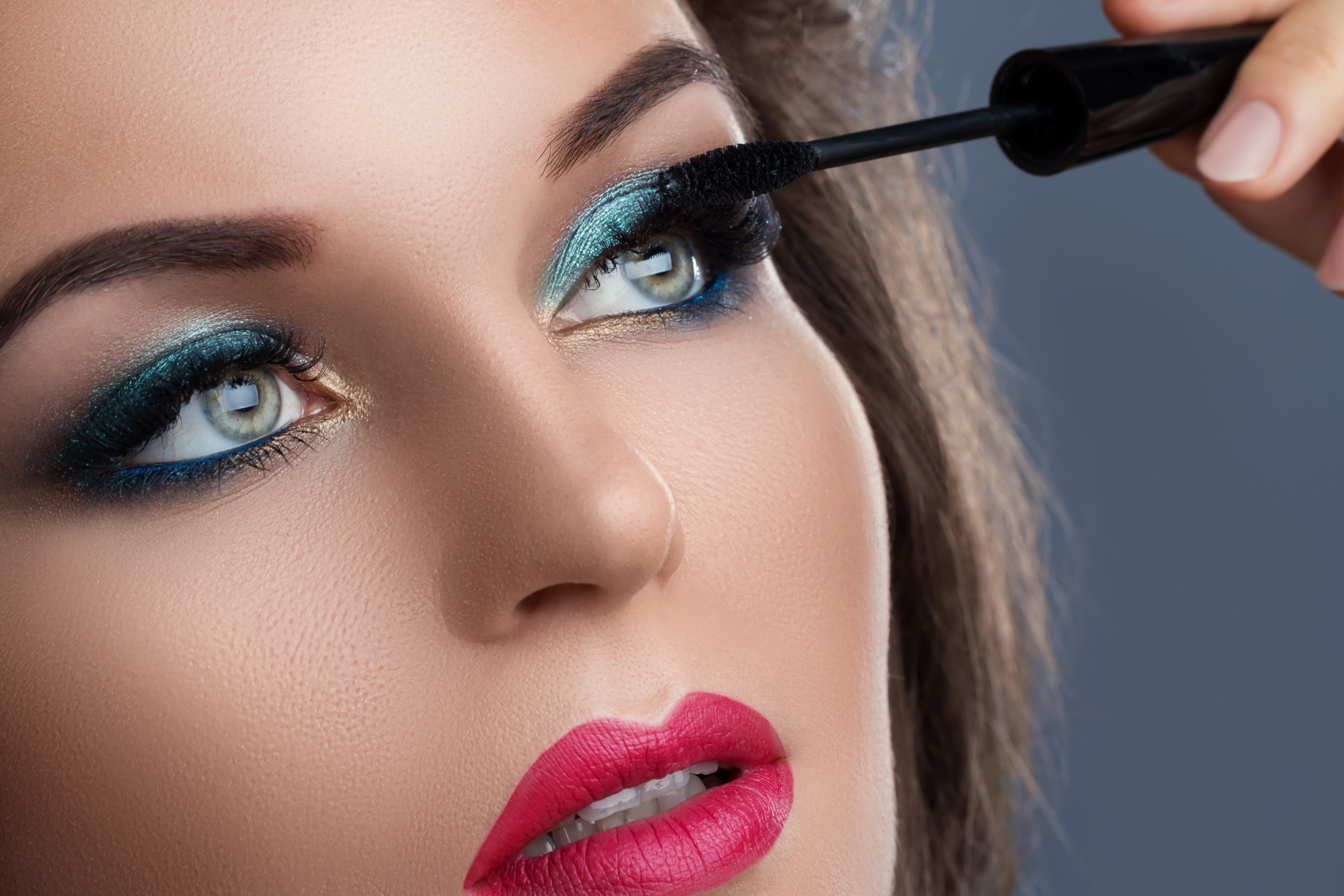 Makeup trend 2024: Ponovni vzpon modrih senčil in črtal za oči