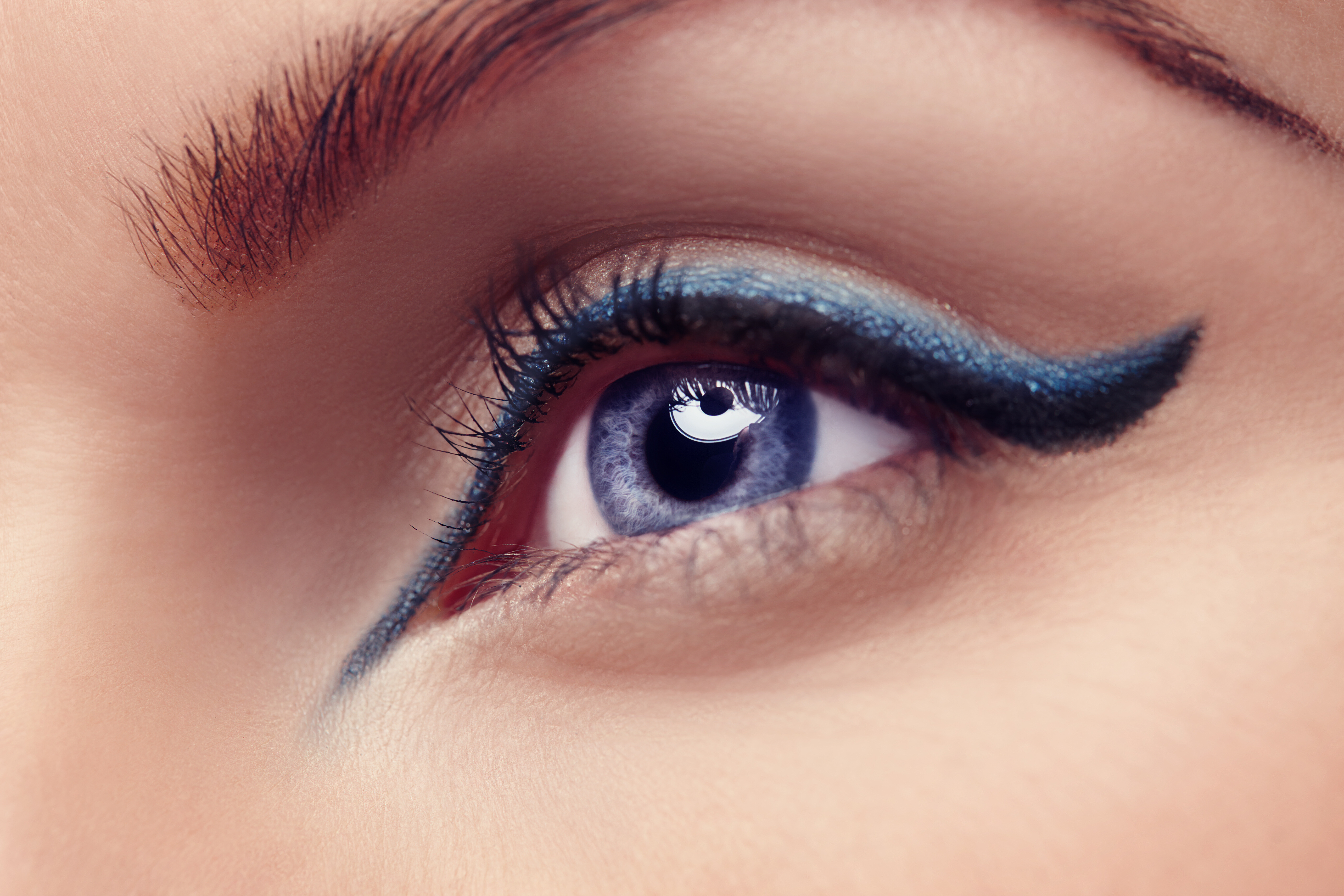 Makeup trend 2024: Ponovni vzpon modrih senčil in črtal za oči