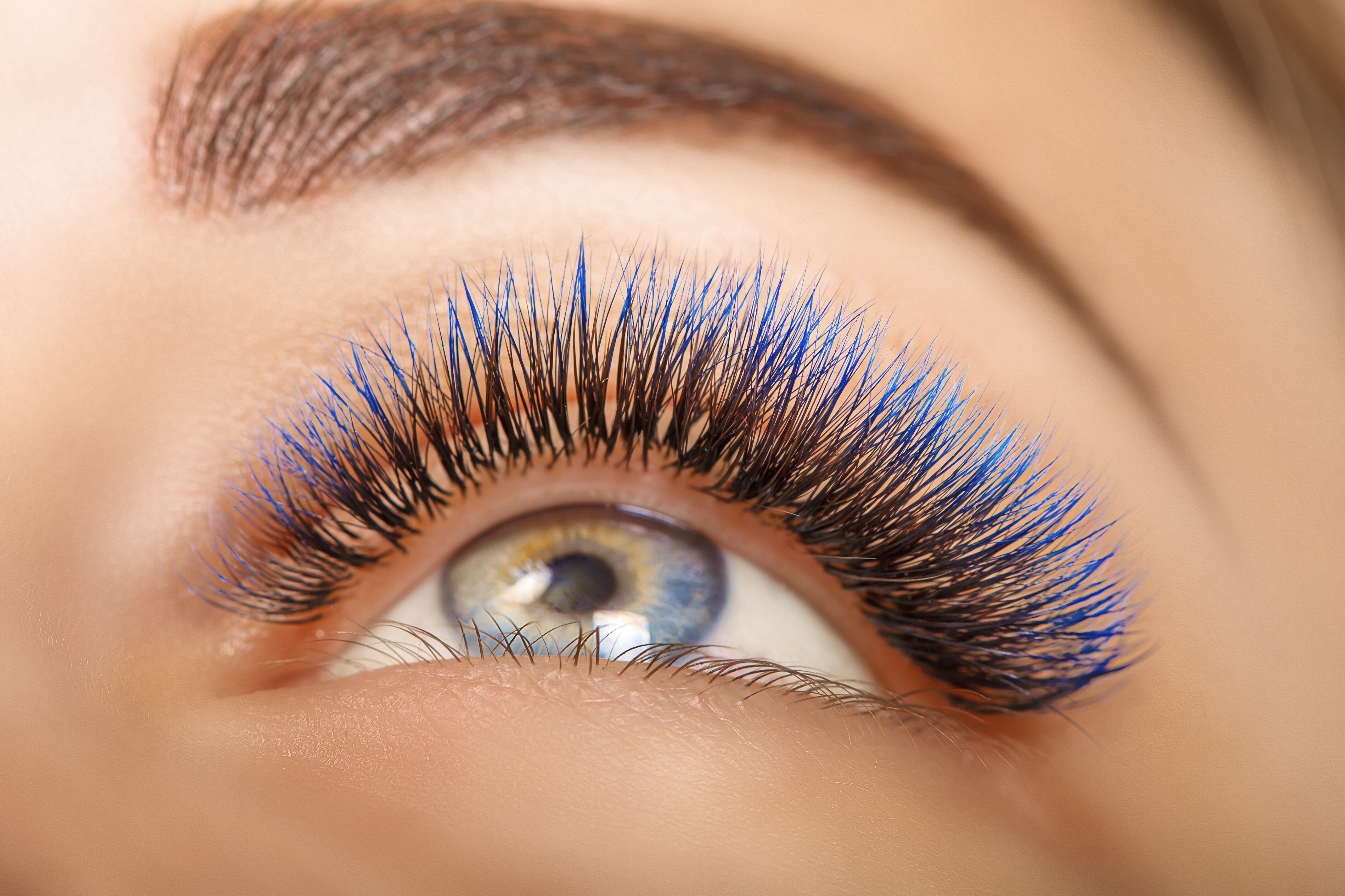 Makeup trend 2024: Ponovni vzpon modrih senčil in črtal za oči