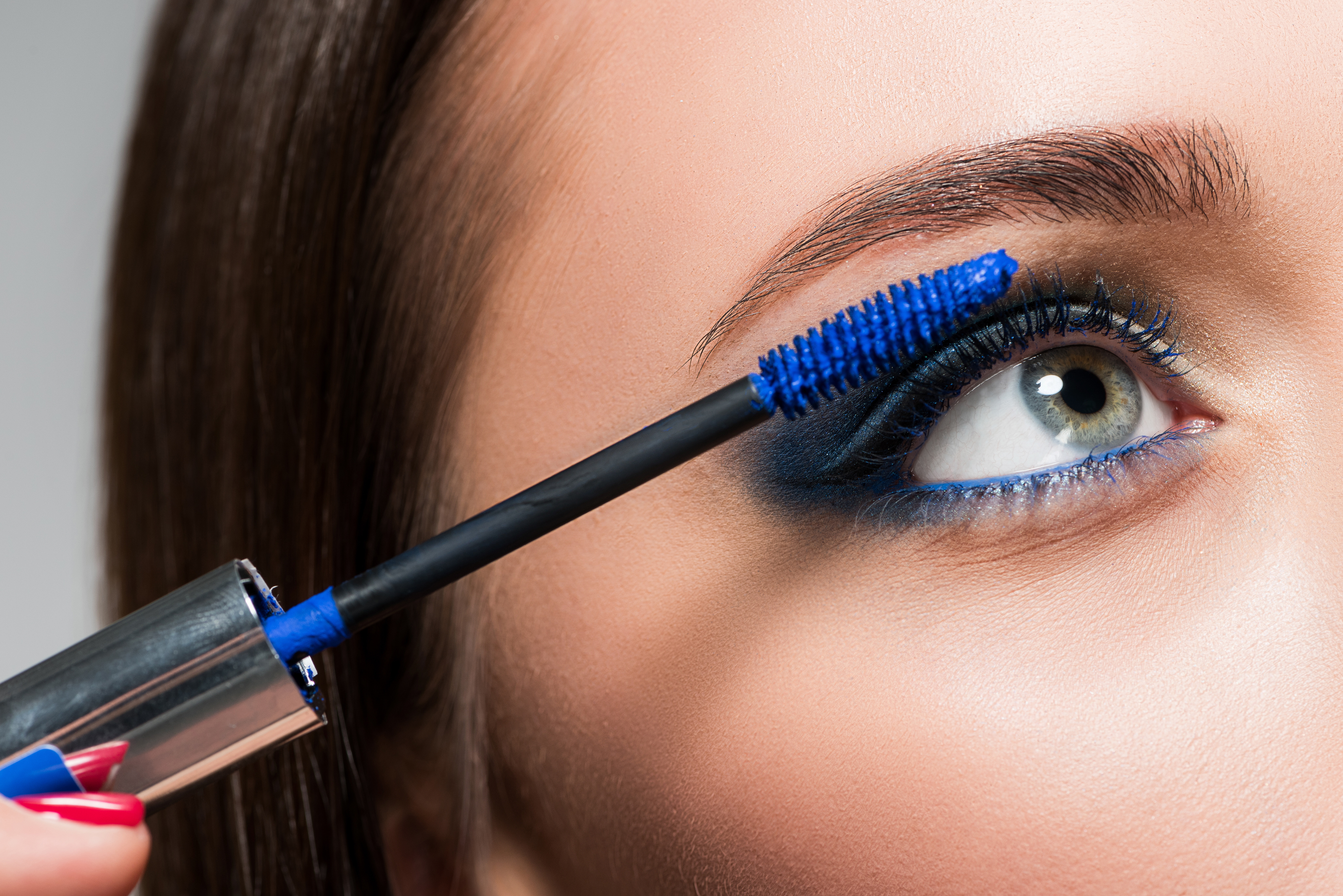 Makeup trend 2024: Ponovni vzpon modrih senčil in črtal za oči