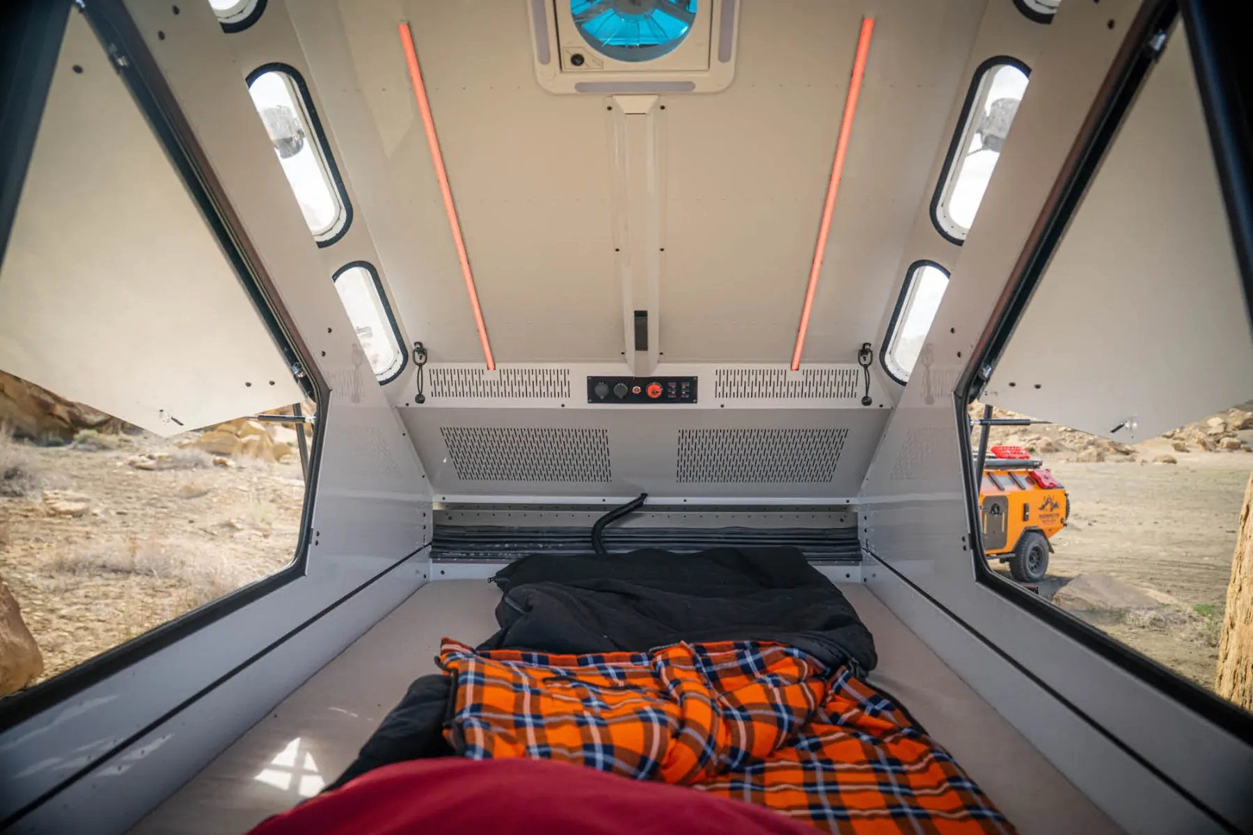 Mammoth Overland SKL: Prva strešna »kabina« z letalskimi geni, ki se postavi hitreje kot tvoj šotor na morju
