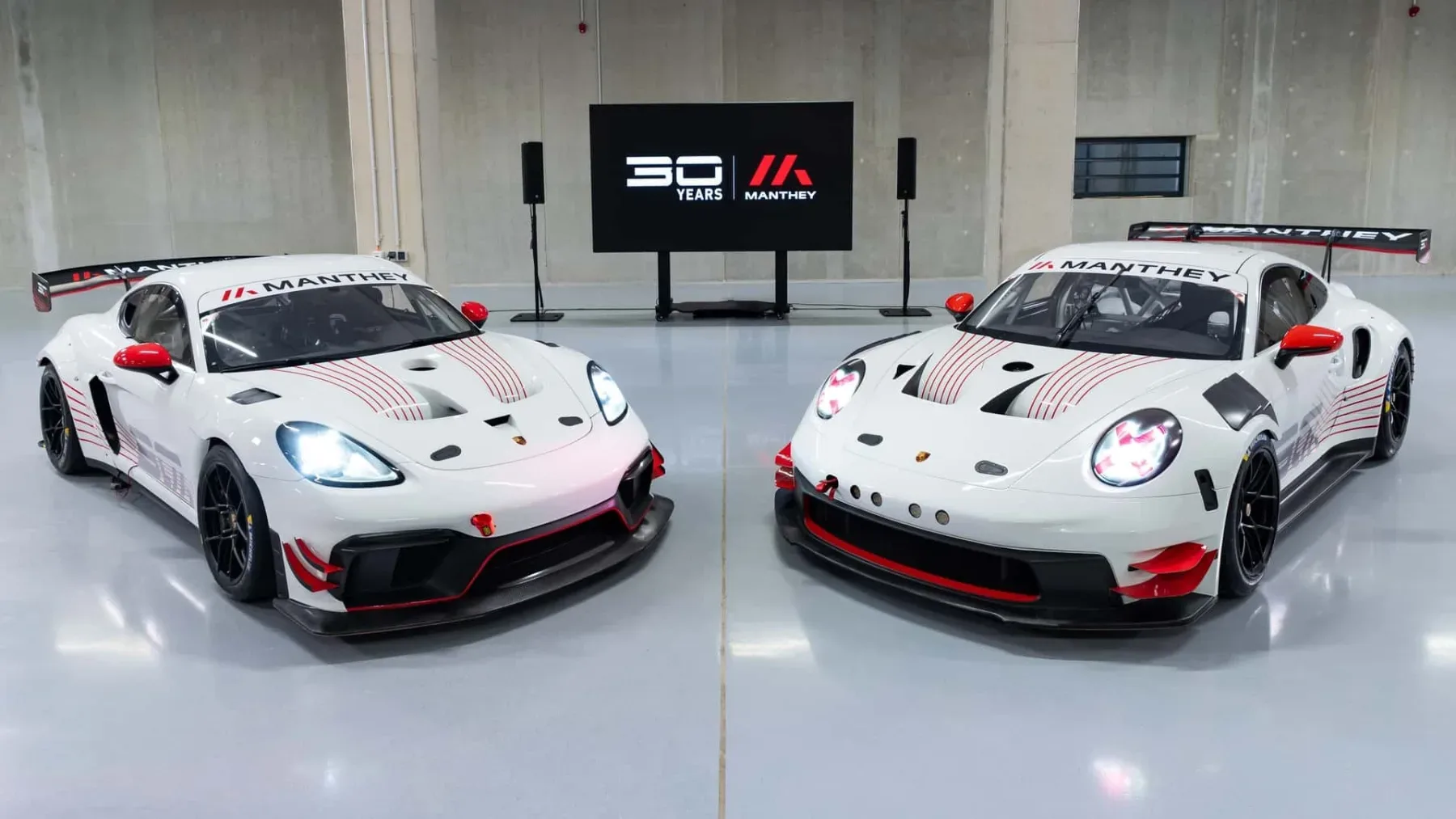 Manthey Porsche MR 30: Dva brutalna dirkaška monstruma za 30 let brezkompromisne hitrosti