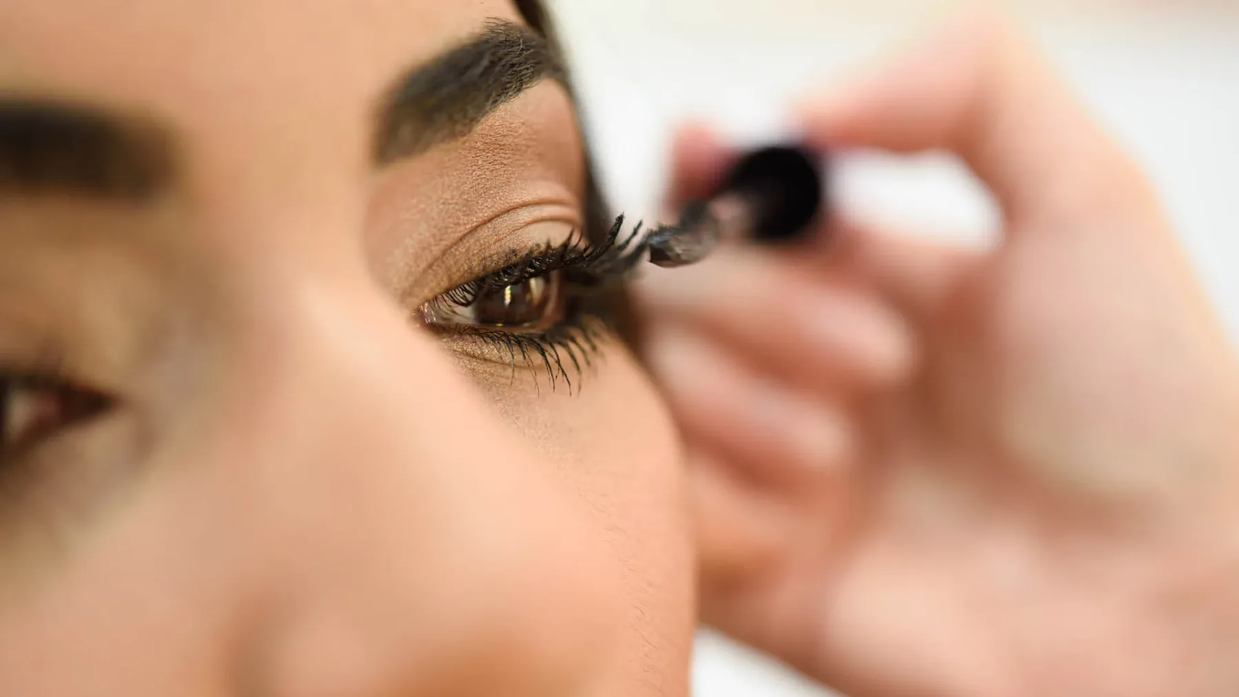 Maskara brez grudic? Da, če uporabite ta preprost trik, ki ga poznajo le make-up artisti