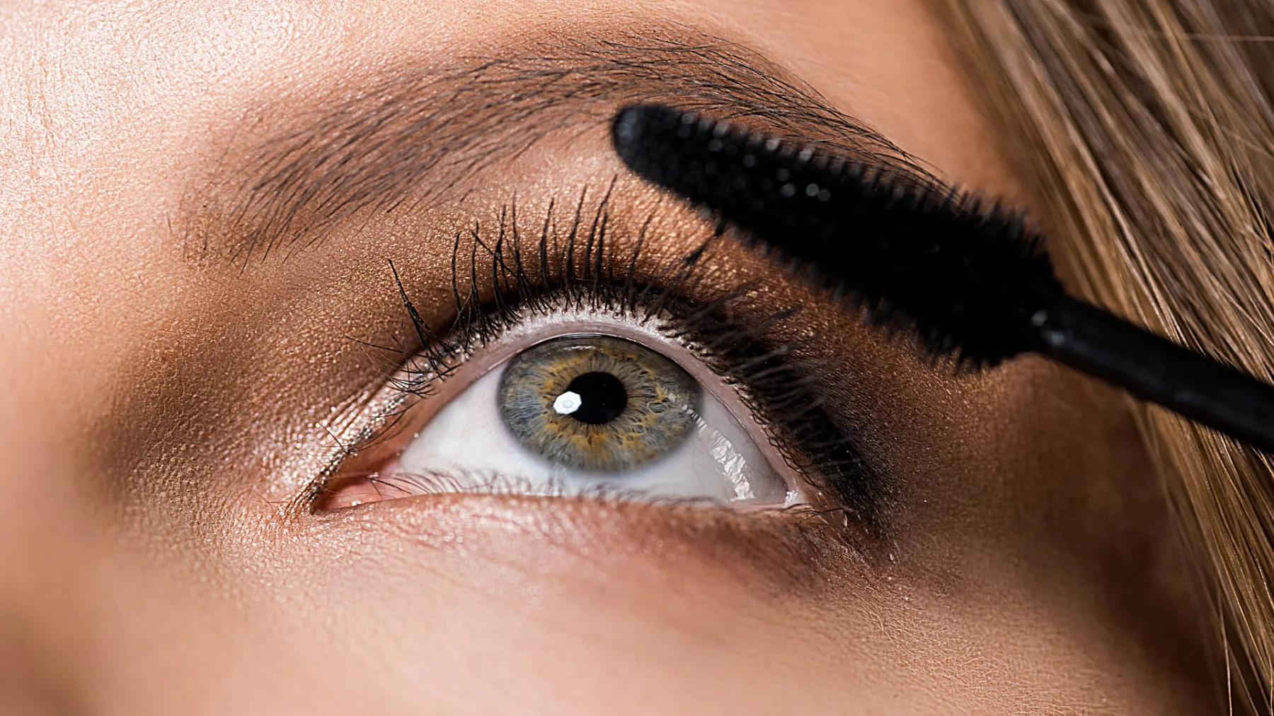 Maskara brez grudic? Da, če uporabite ta preprost trik, ki ga poznajo le make-up artisti