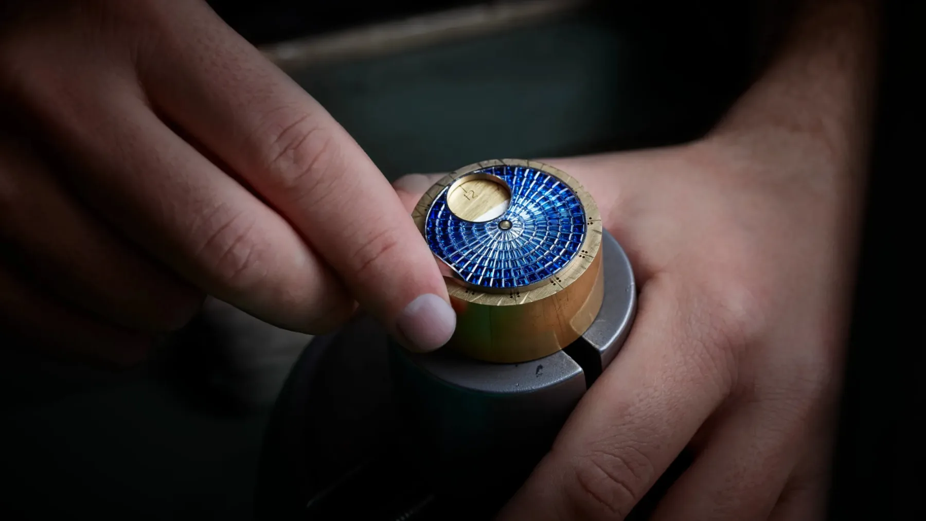 Mavrični šepet časa: H. Moser & Cie. Streamliner Tourbillon Skeleton Rainbow