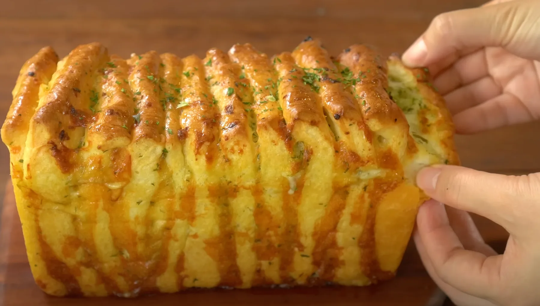 Mehko in puhasto: Najboljši recept za česnov kruh, ki ga trgamo (Pull Apart Bread)