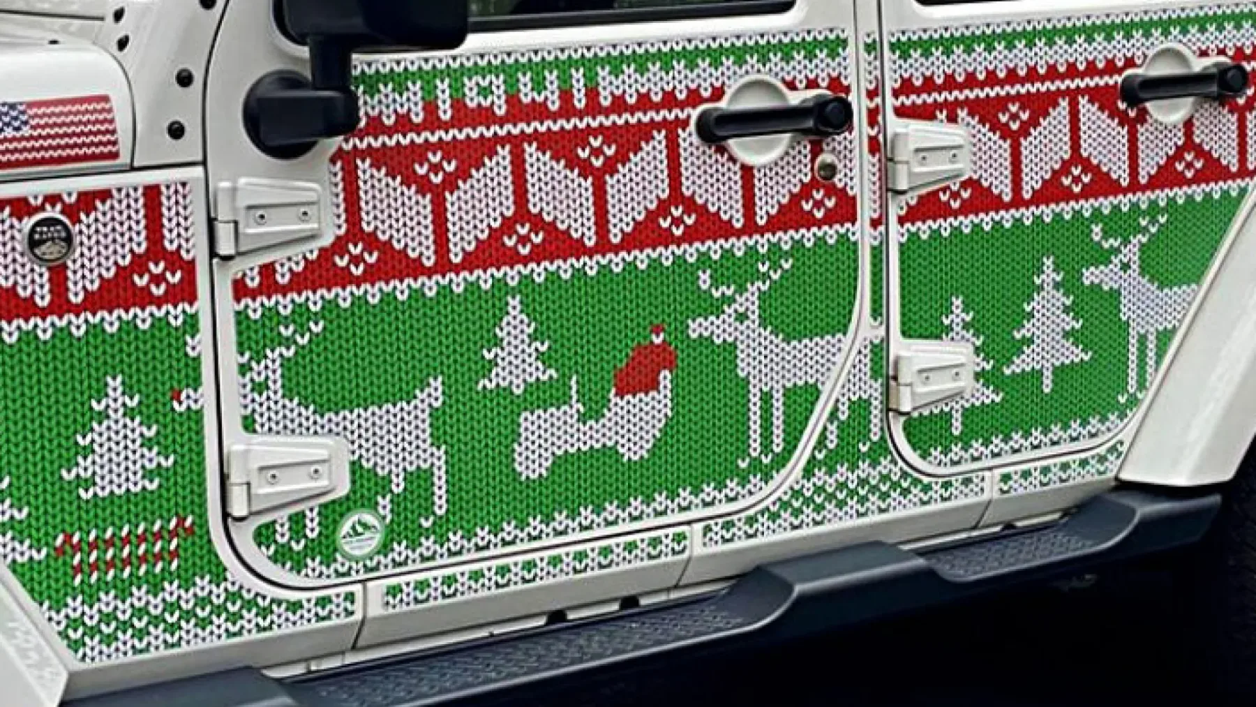 Mek Magnet “Ugly Sweater”: Ko vaš Jeep Wrangler ali Ford Bronco oblečeta najbolj “kul” božični pulover