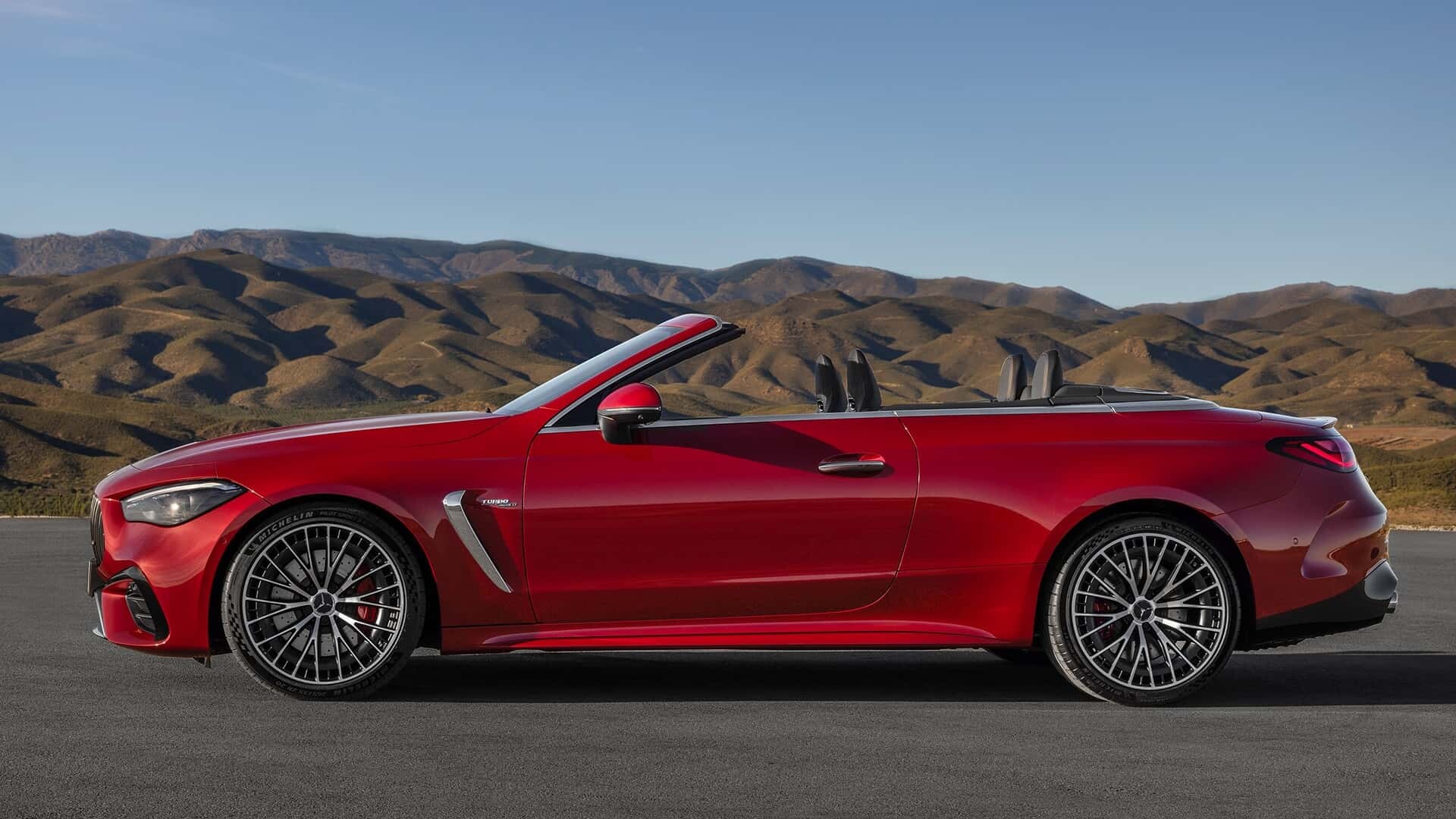 Mercedes-AMG CLE53 Cabriolet 2025: le 20 sekund do svobode