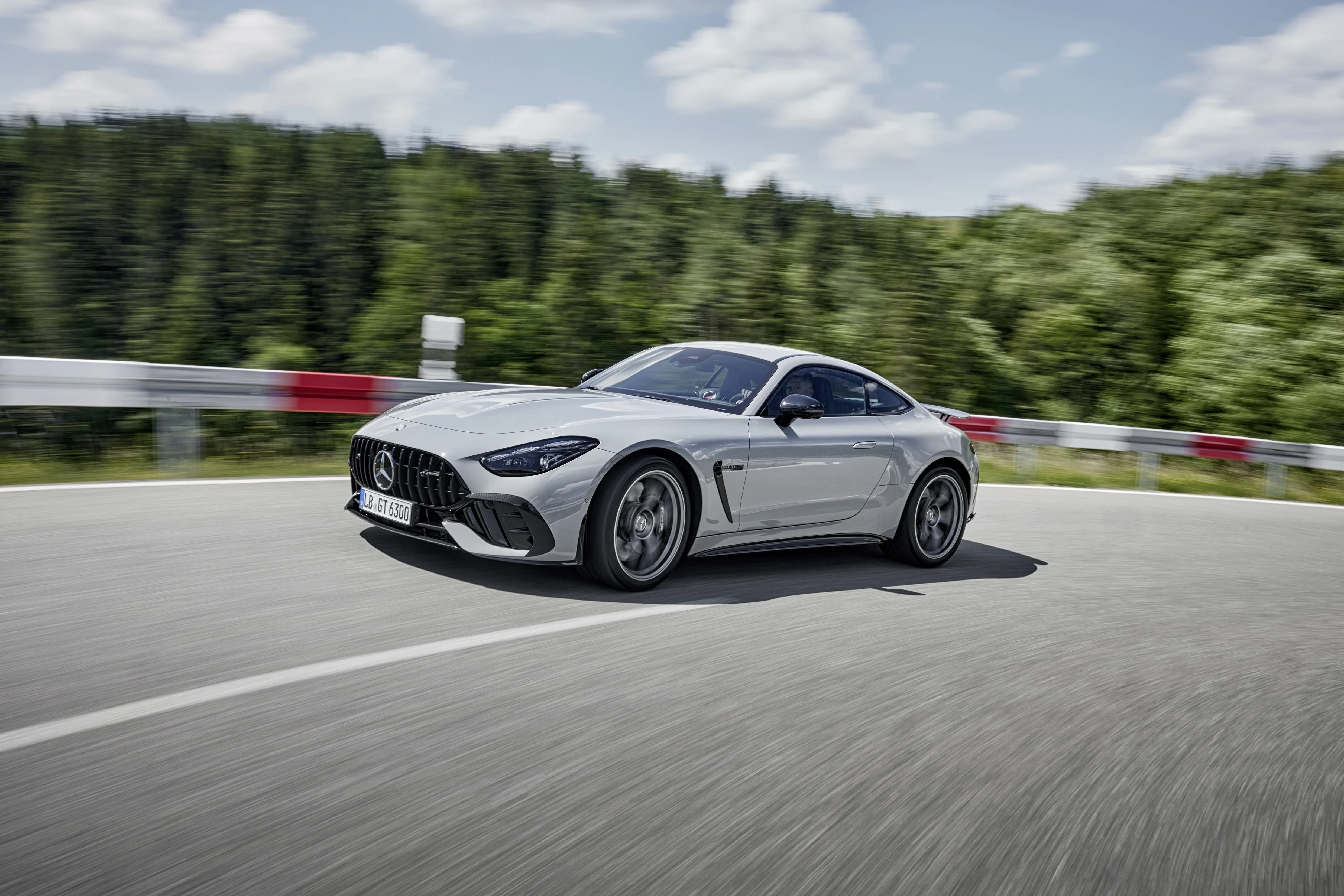 MERCEDES-AMG GT 63 PRO 4MATIC+ COUPÉ: moč, hitrost in luksuz v enem