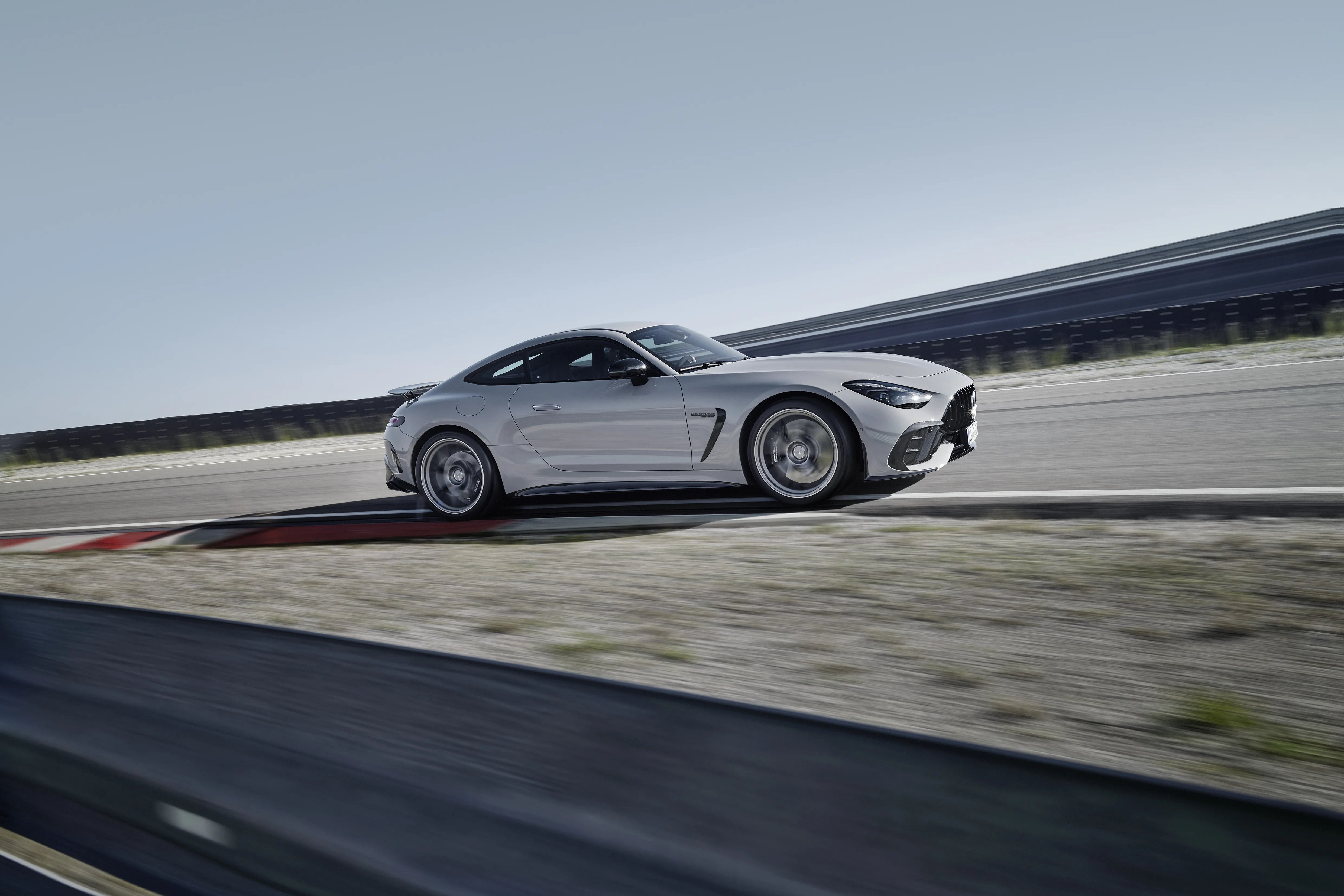 MERCEDES-AMG GT 63 PRO 4MATIC+ COUPÉ: moč, hitrost in luksuz v enem