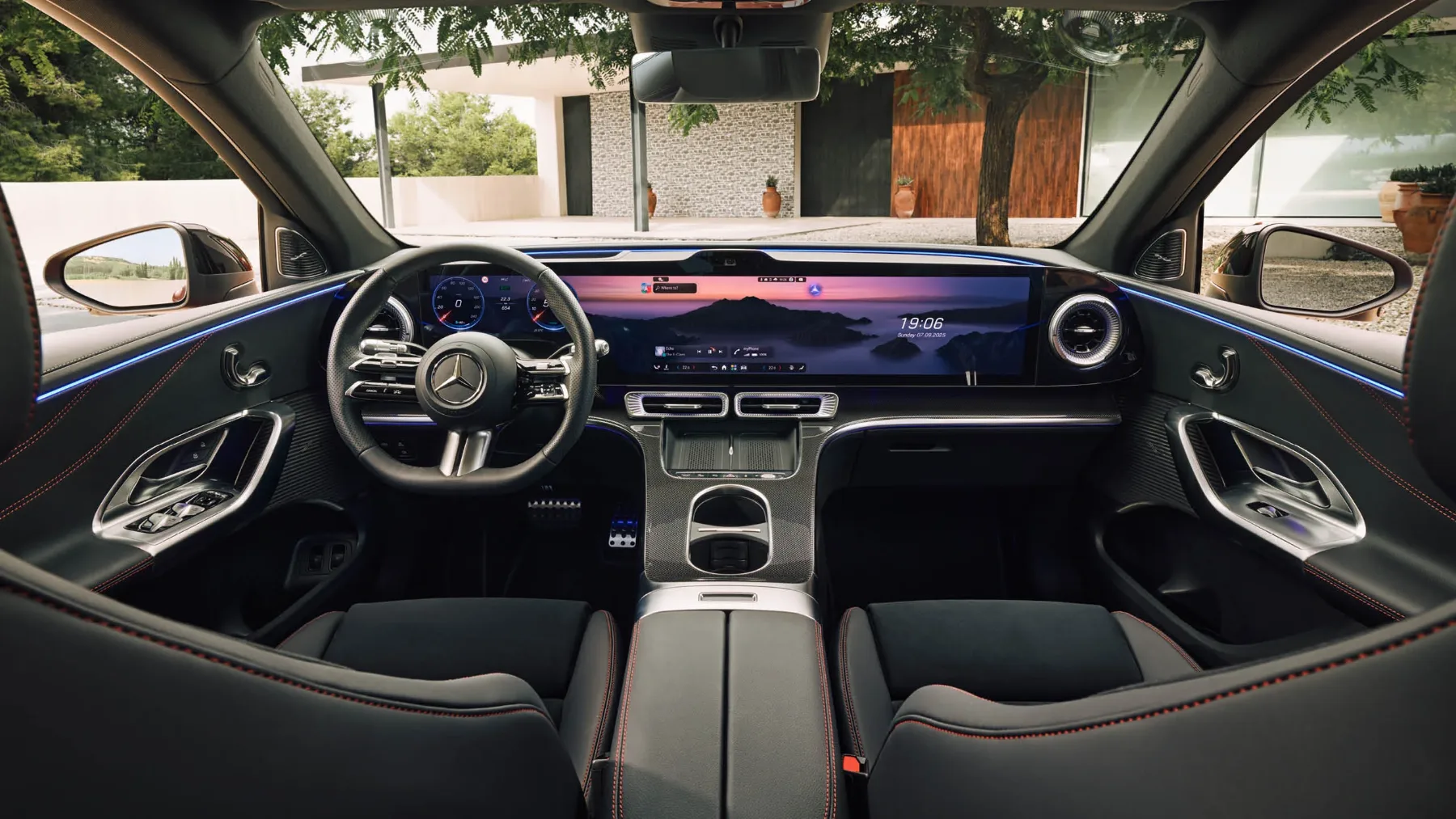 Mercedes‑Benz GLC z EQ tehnologijo 2025: ikonski SUV, z novim oblikovnim jezikom je nova doba zvezde