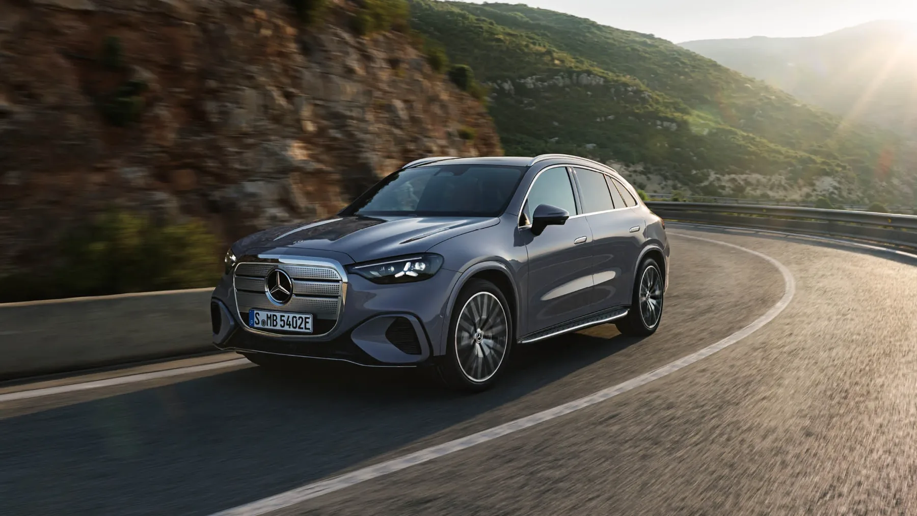 Mercedes‑Benz GLC z EQ tehnologijo 2025: ikonski SUV, z novim oblikovnim jezikom je nova doba zvezde