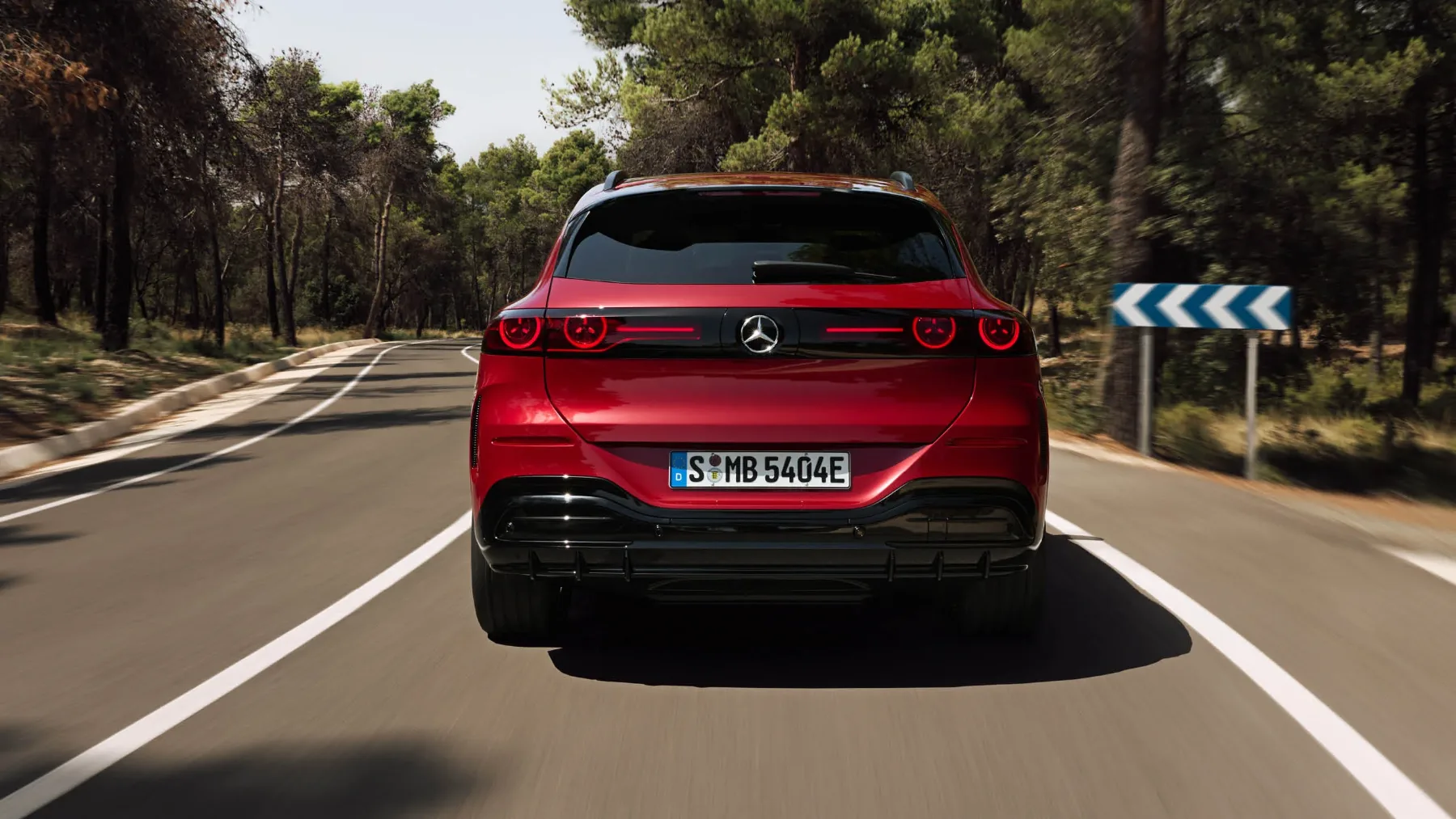 Mercedes‑Benz GLC z EQ tehnologijo 2025: ikonski SUV, z novim oblikovnim jezikom je nova doba zvezde