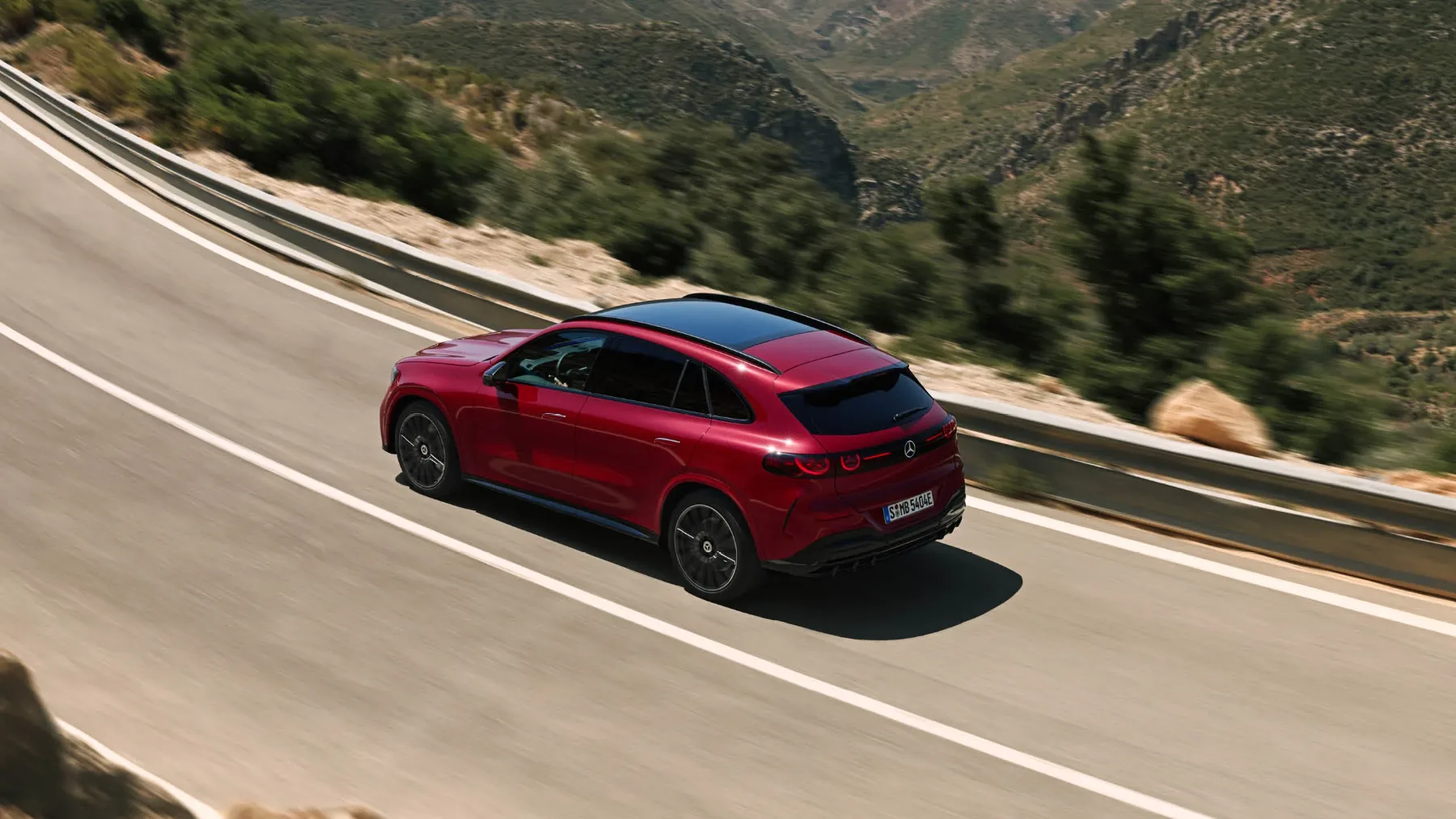 Mercedes‑Benz GLC z EQ tehnologijo 2025: ikonski SUV, z novim oblikovnim jezikom je nova doba zvezde
