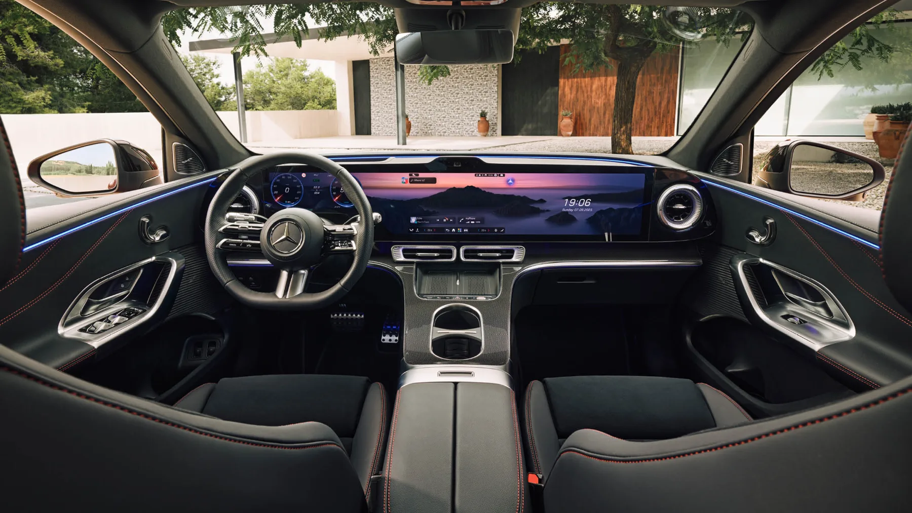 Mercedes‑Benz GLC z EQ tehnologijo 2025: ikonski SUV, z novim oblikovnim jezikom je nova doba zvezde