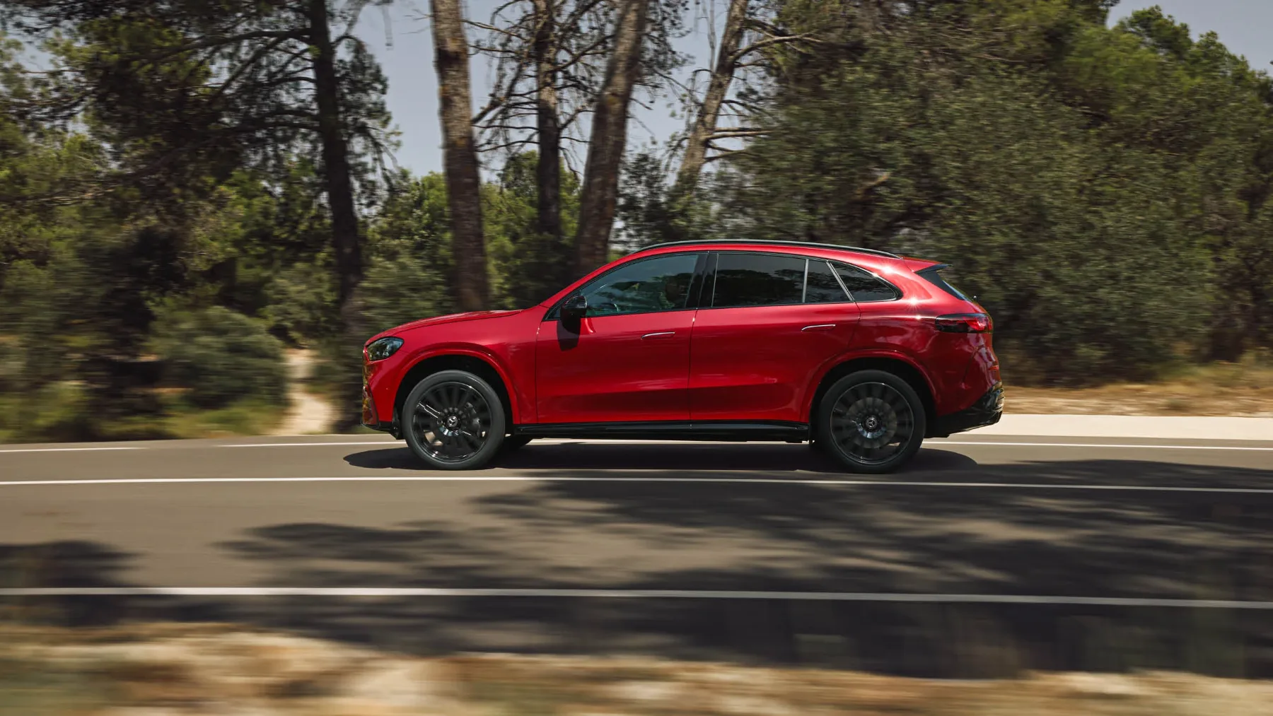 Mercedes‑Benz GLC z EQ tehnologijo 2025: ikonski SUV, z novim oblikovnim jezikom je nova doba zvezde